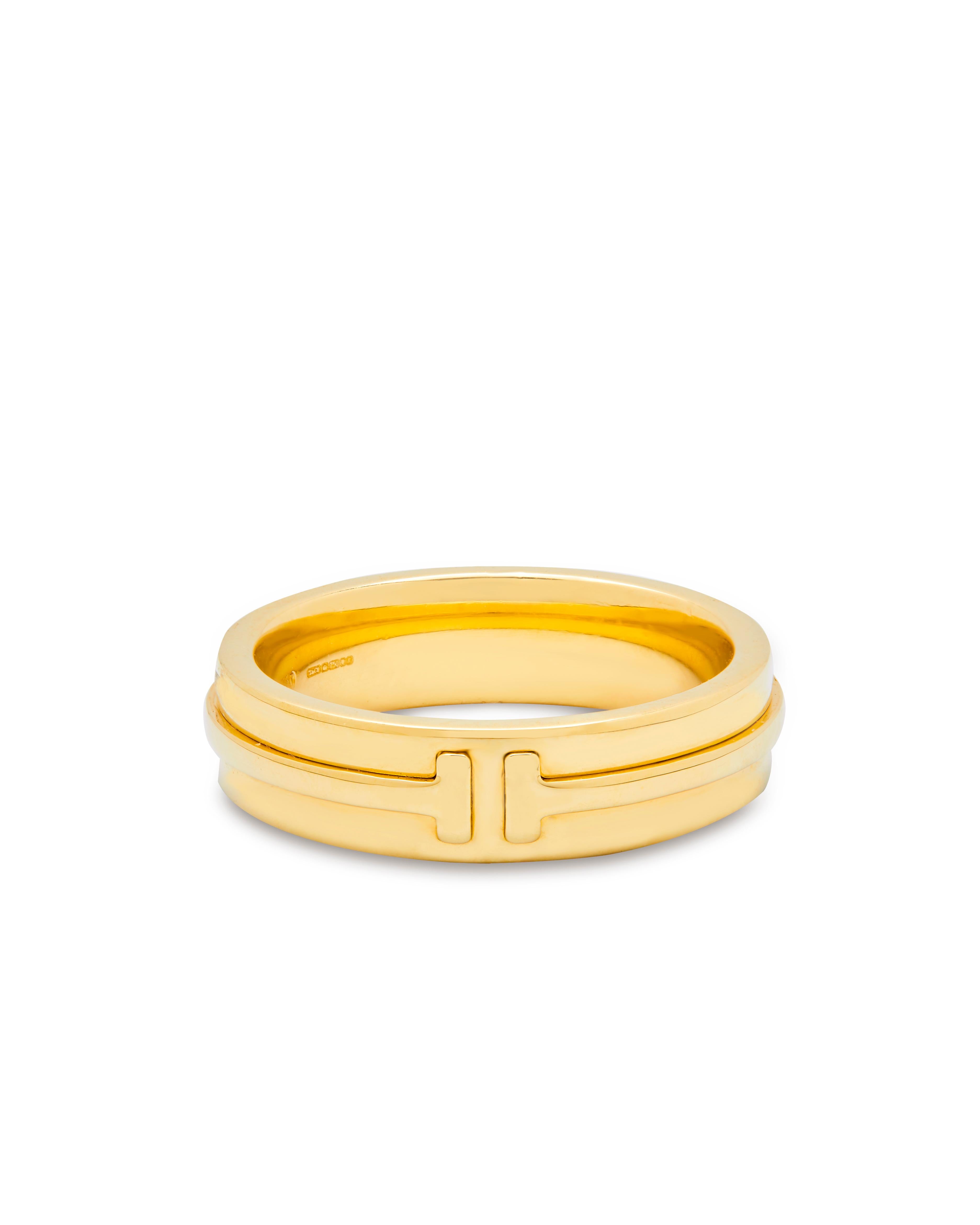 Tiffany & Co yellow gold T ring In Excellent Condition For Sale In Addlestone, GB