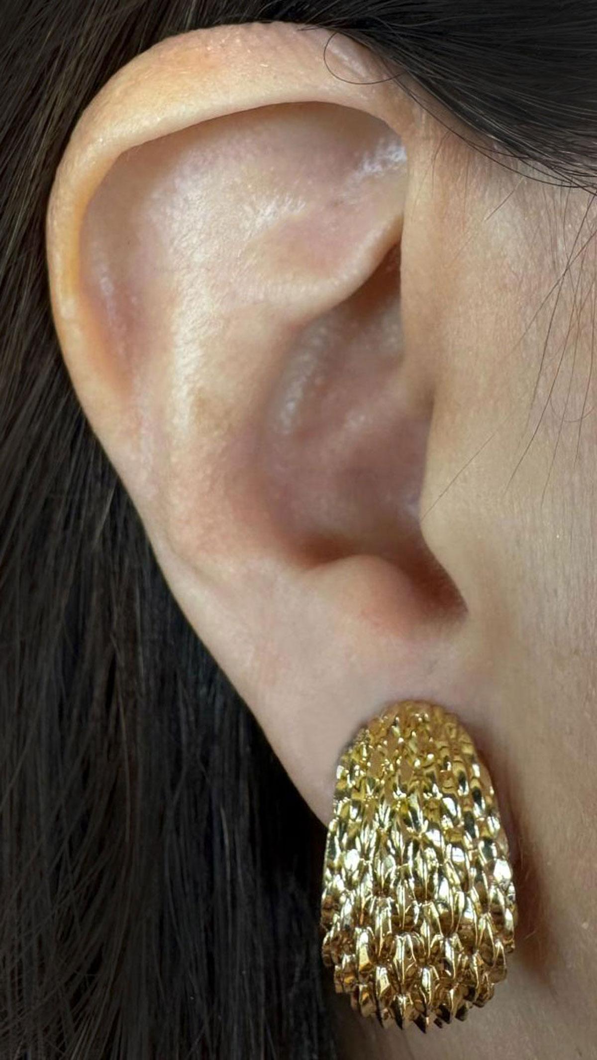 Magníficamente elaborados por Tiffany & Co. en oro amarillo de 14 quilates, estos pendientes vintage son un brillante ejemplo de la elegancia atemporal y el diseño icónico de la casa. Datan de la década de 1980 y presentan una sofisticada silueta
