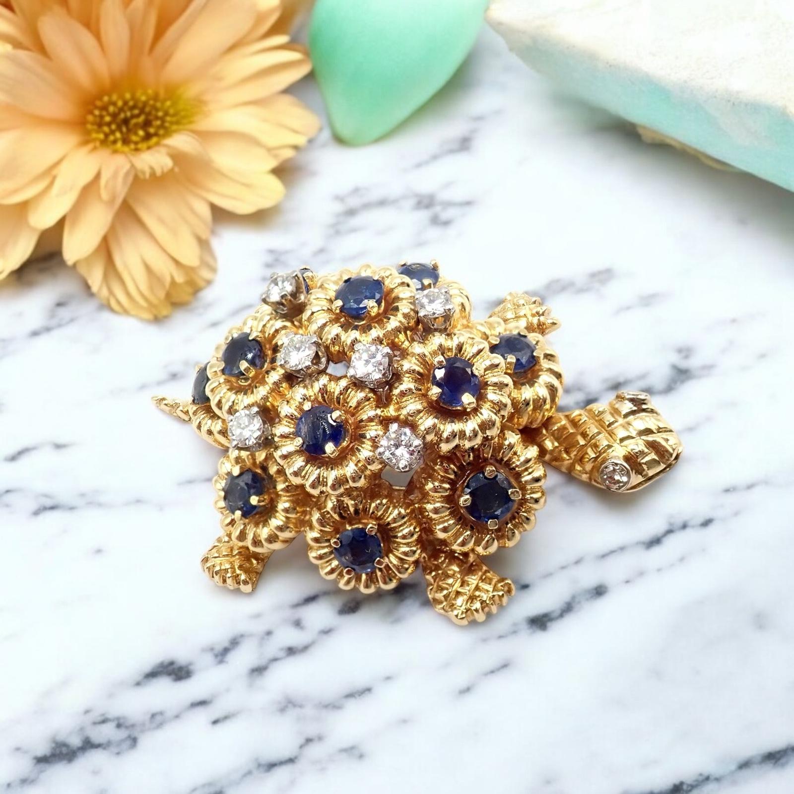 Raro y coleccionable, este reloj auténtico de Tiffany & Co. El Alfiler Broche Tortuga está elaborado en lustroso oro amarillo de 18 quilates. 

Resplandece con diamantes brillantes y zafiros de un azul intenso, capturando la elegancia atemporal y la