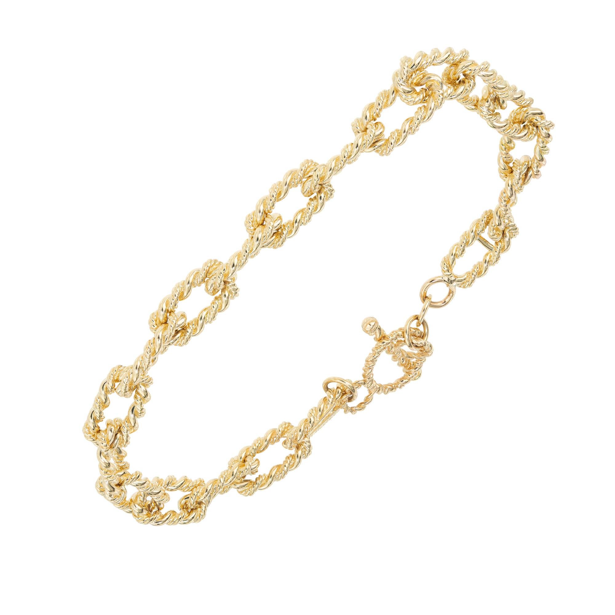 Bracelet classique des années 1970 en or massif 14k de Tiffany & Co. à maillons rectangulaires en fil métallique torsadé avec un fermoir à bascule. Le bracelet est d'une longueur de 8,25 pouces, porte le cachet transparent de Tiffany & Co et se