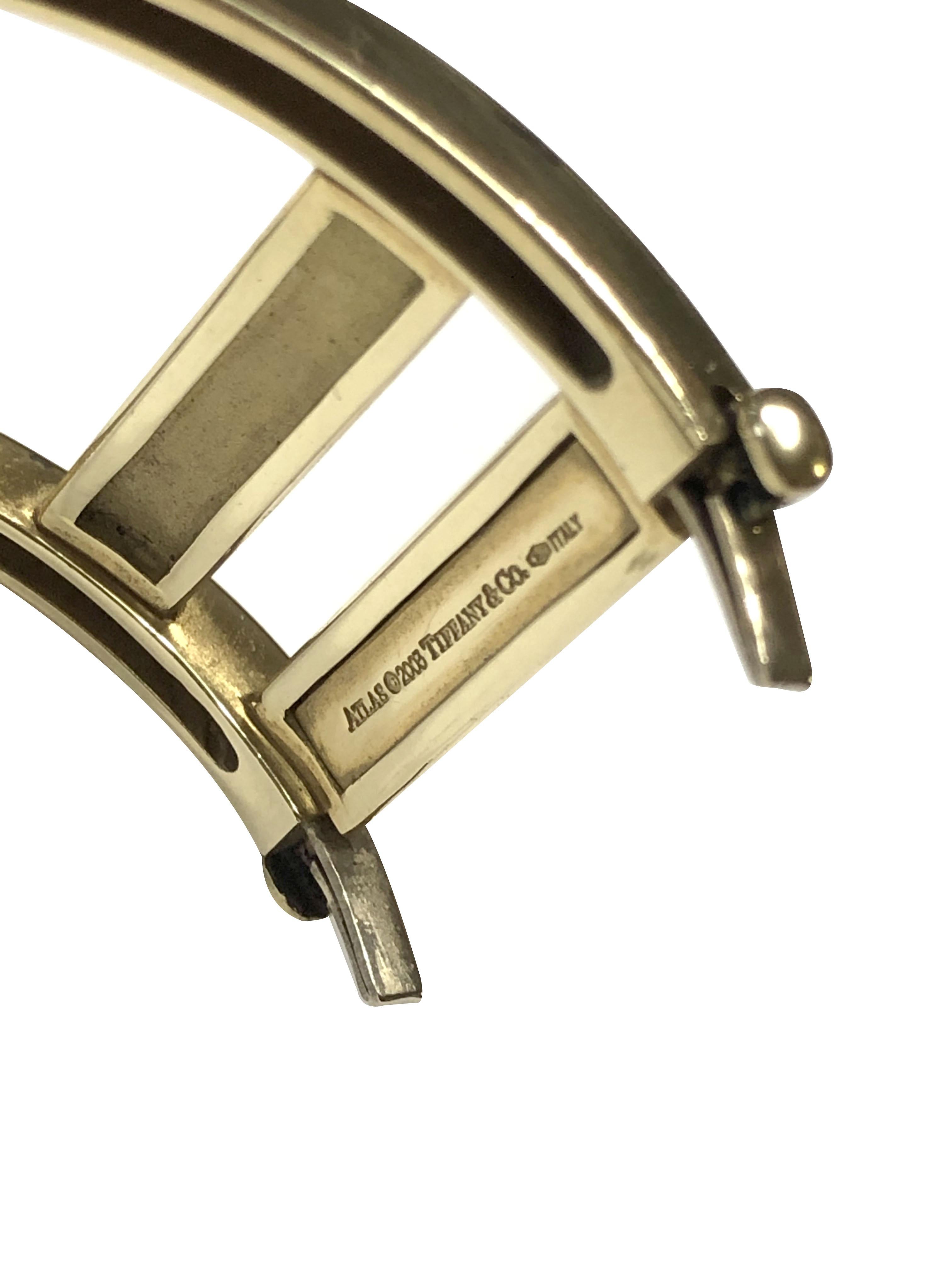Circa 2003 Tiffany & Company Atlas Collection Bangle, mesurant 1 1/8 pouce de large et pesant 87 Grammes, ayant une double fermeture pour un montage et démontage facile et sécurisé.  Le tour de poignet intérieur est de 6 1/2 pouces. 