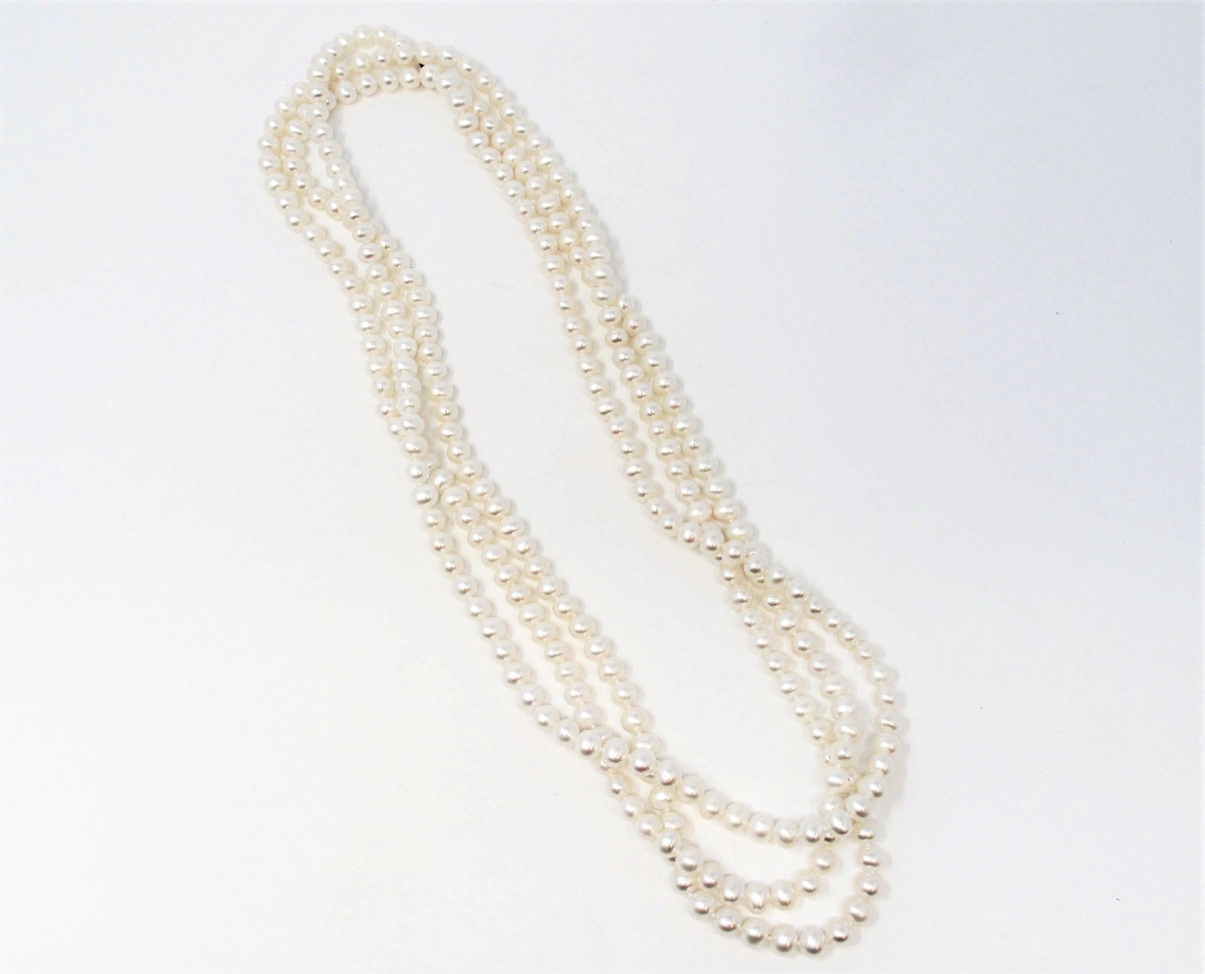 Unglaubliche Süßwasserperlenkette aus der Ziegfeld-Kollektion des renommierten Juweliers Tiffany & Co. Diese moderne Version eines von den 1920er Jahren inspirierten Stücks ist das Nonplusultra an Vielseitigkeit und Eleganz. Die ultralange