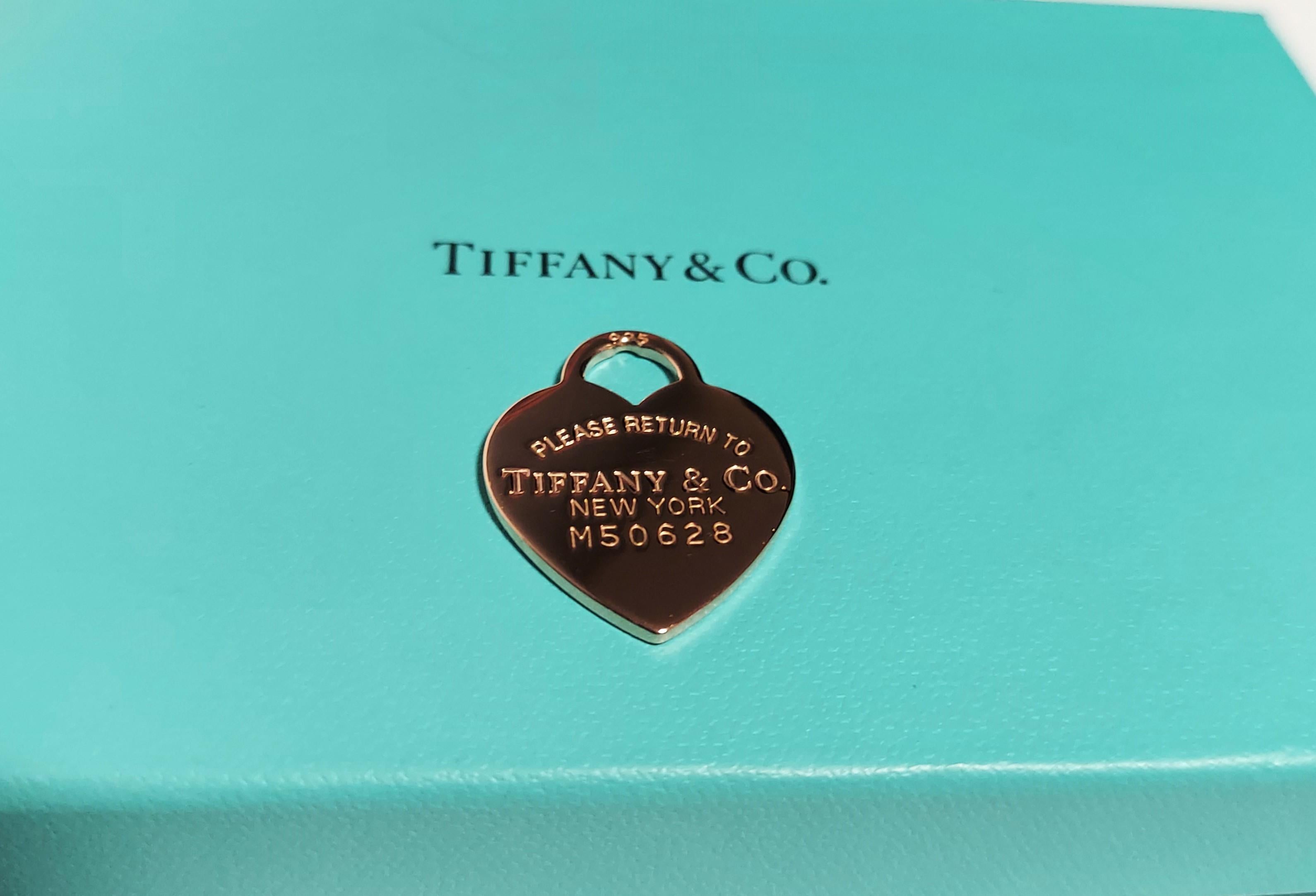 (Item Description)
Brand - Tiffany &Co.
Gender - Unisex
Condition - Pre-Owned
Style - Heart Pendant
Metals - 925 Silver
Coating - 24k Rose Gold
Weight - 4.0 Grams
length -1 Inch Approx.
(Pendant Only)