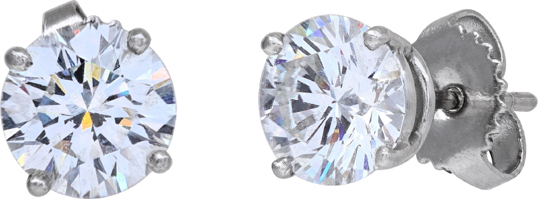 Tiffany & Co. Orecchini con diamanti naturali a taglio brillante rotondo. 1,04 ct. e 1,03 ct., colore H, purezza VS1. Viene fornito con la scatola originale di Tiffany e i certificati GIA e Tiffany & Co.
