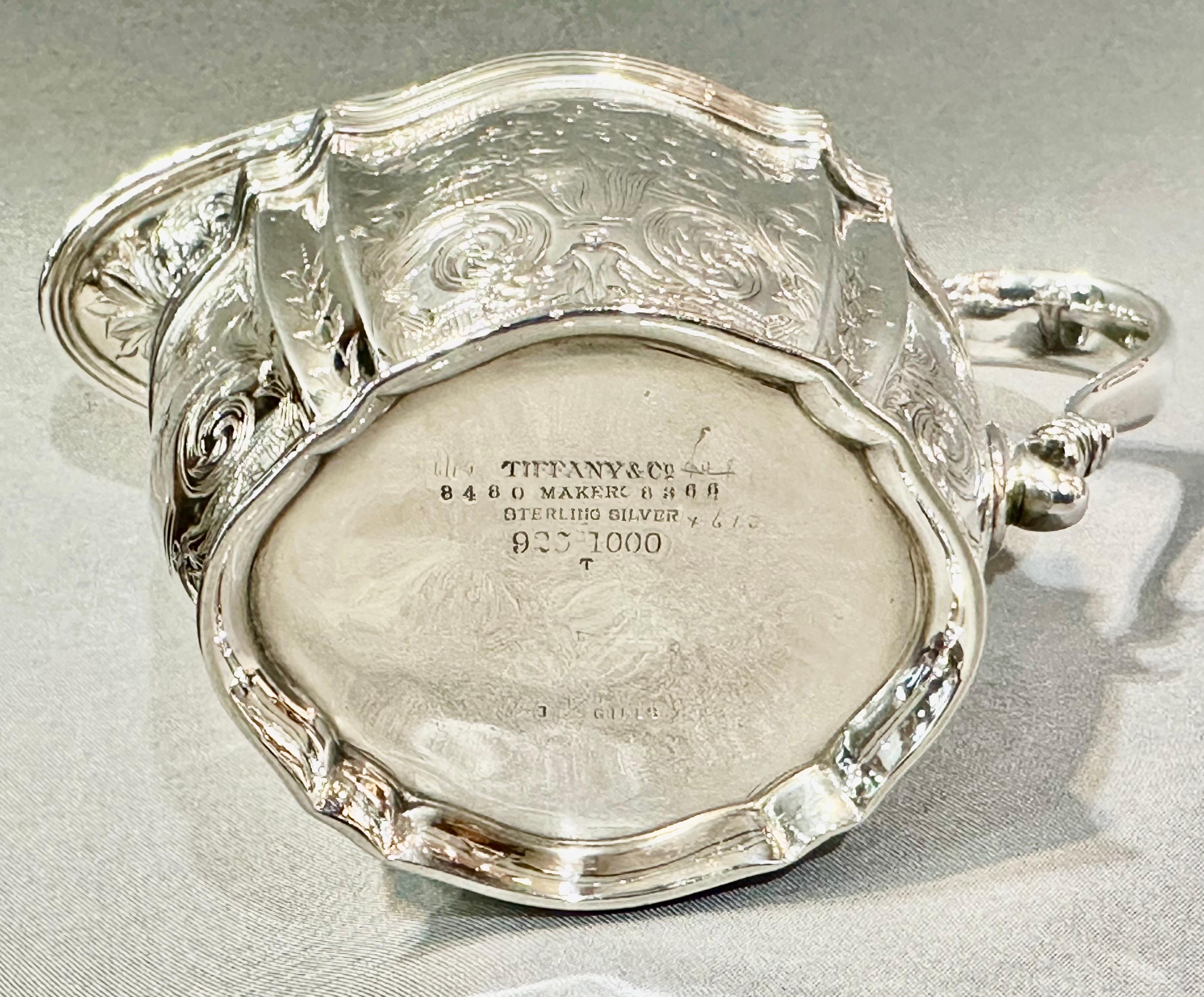 Tiffany Co. Kaffee/Tee-Set  Antike viktorianische Regentschaft Amerikanische Gravur Sterling  für Damen oder Herren im Angebot