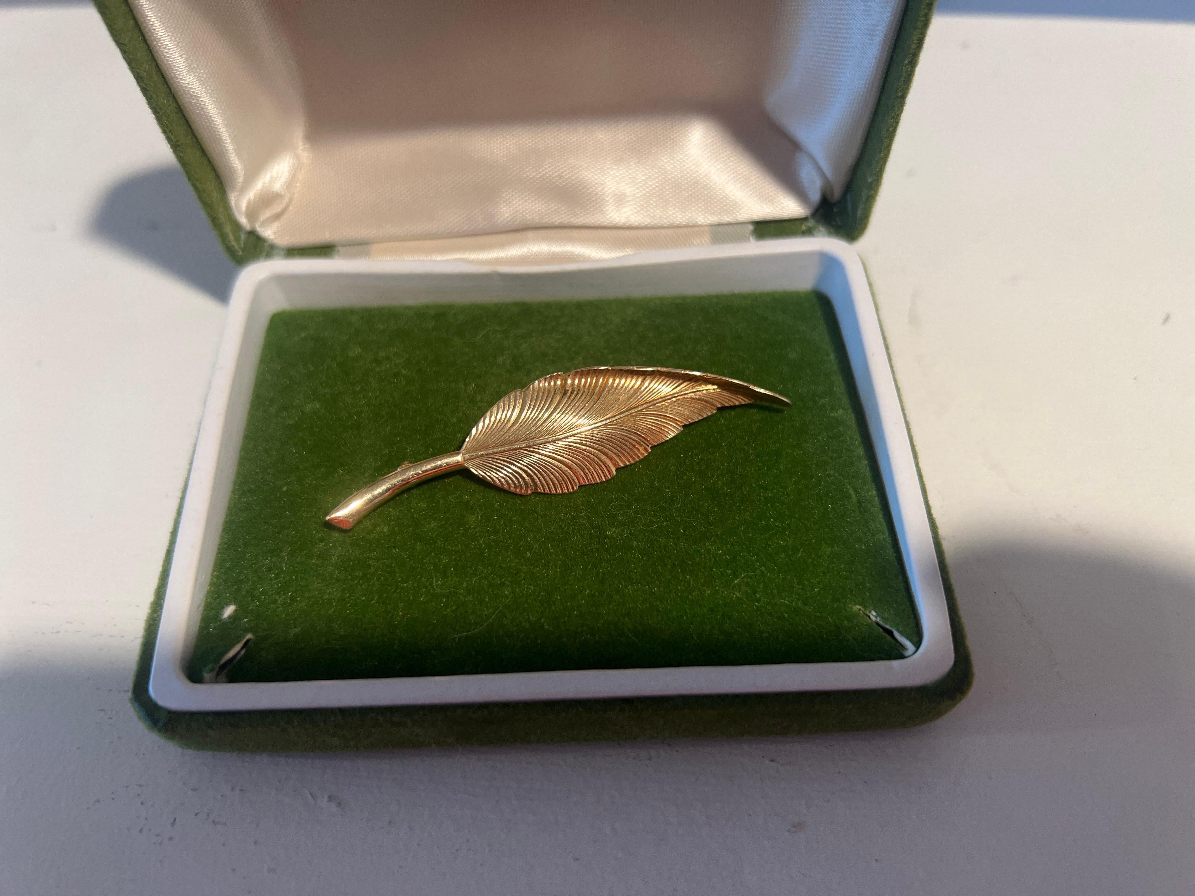 Tiffany & Company (American, founded 1837), 20th century.

A 14K yellow gold feathered leaf brooch. Marked to verso 