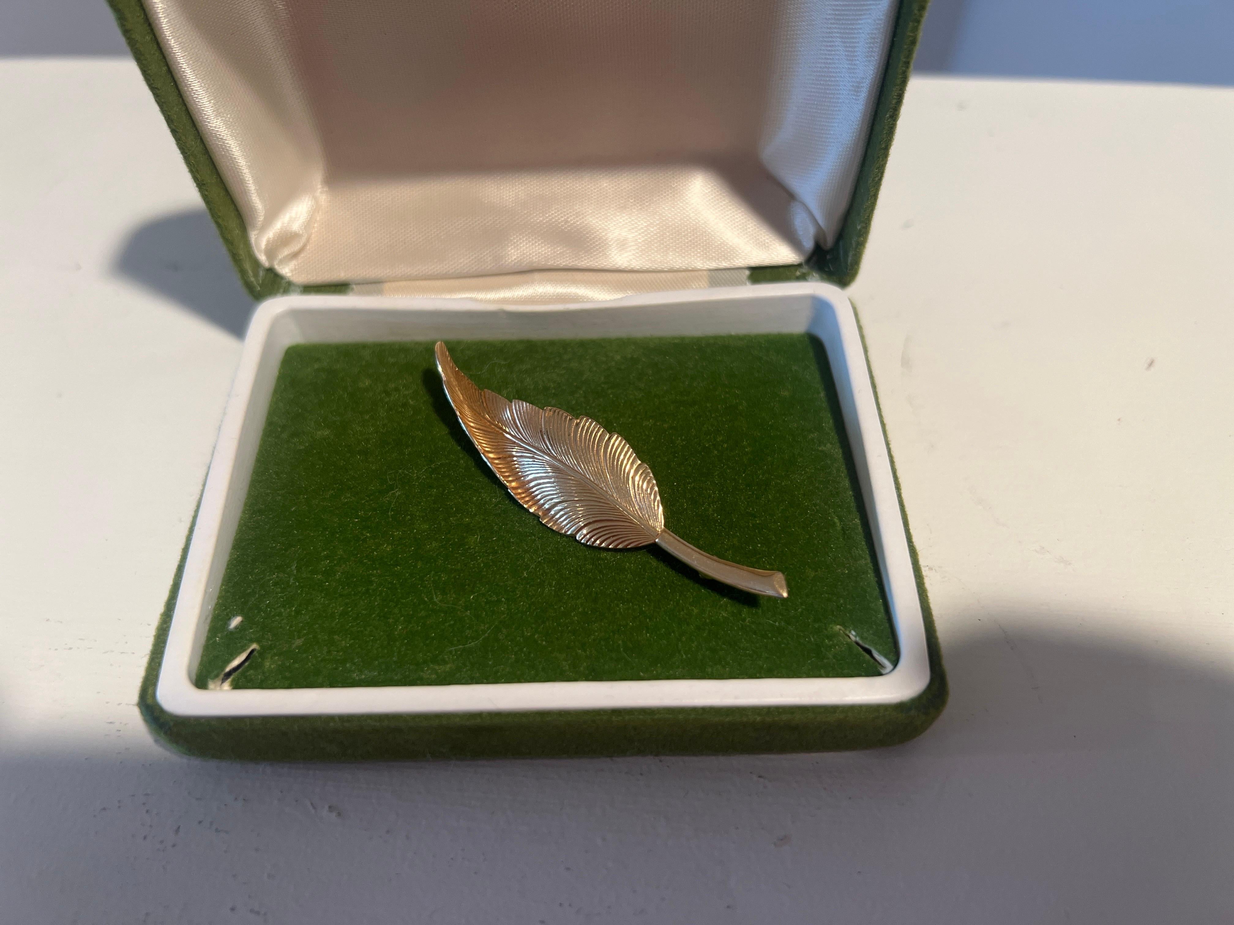 American Tiffany & Company 14K Yellow Gold Feathered Leaf Brooch  For Sale