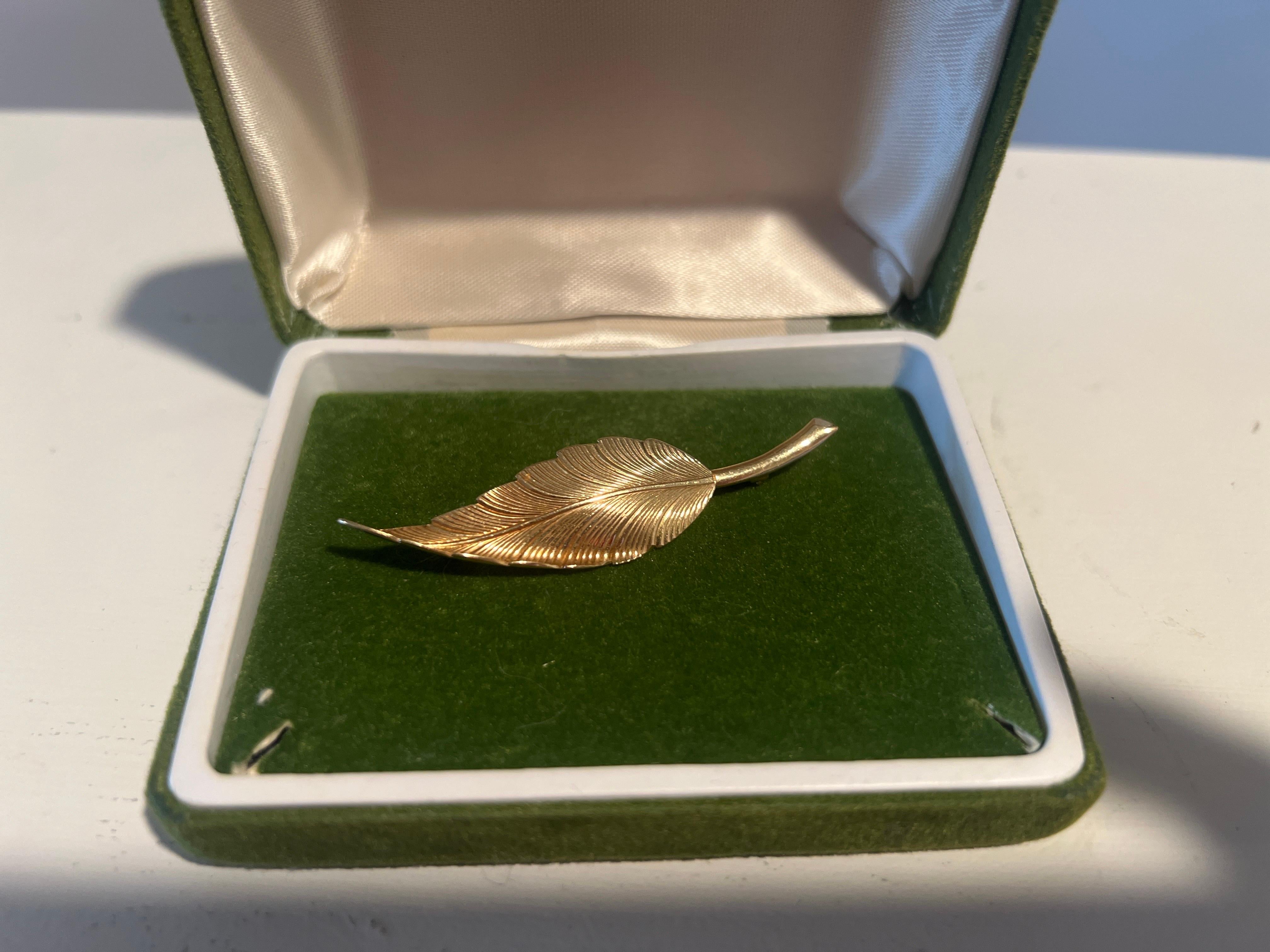 Tiffany & Company 14K Yellow Gold Feathered Leaf Brooch  In Good Condition For Sale In Atlanta, GA