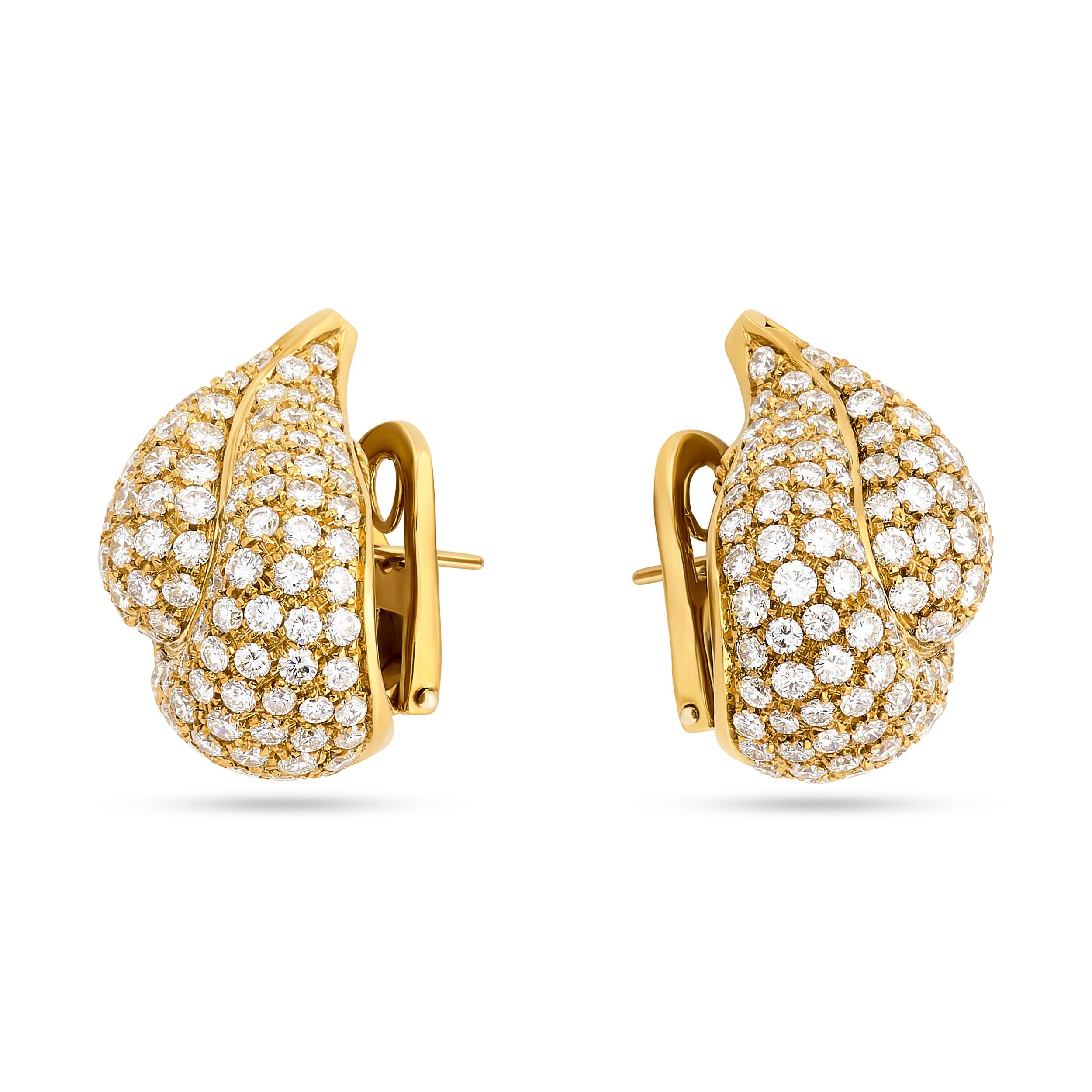 Ces boucles d'oreilles Tiffany & Co. en forme de paillasson sont serties de diamants pavés et d'une rangée audacieuse de rubis ravissants. 

Il y a 22 rubis carrés qui pèsent environ 4,50 carats.
Il y a environ 206 diamants ronds qui pèsent environ