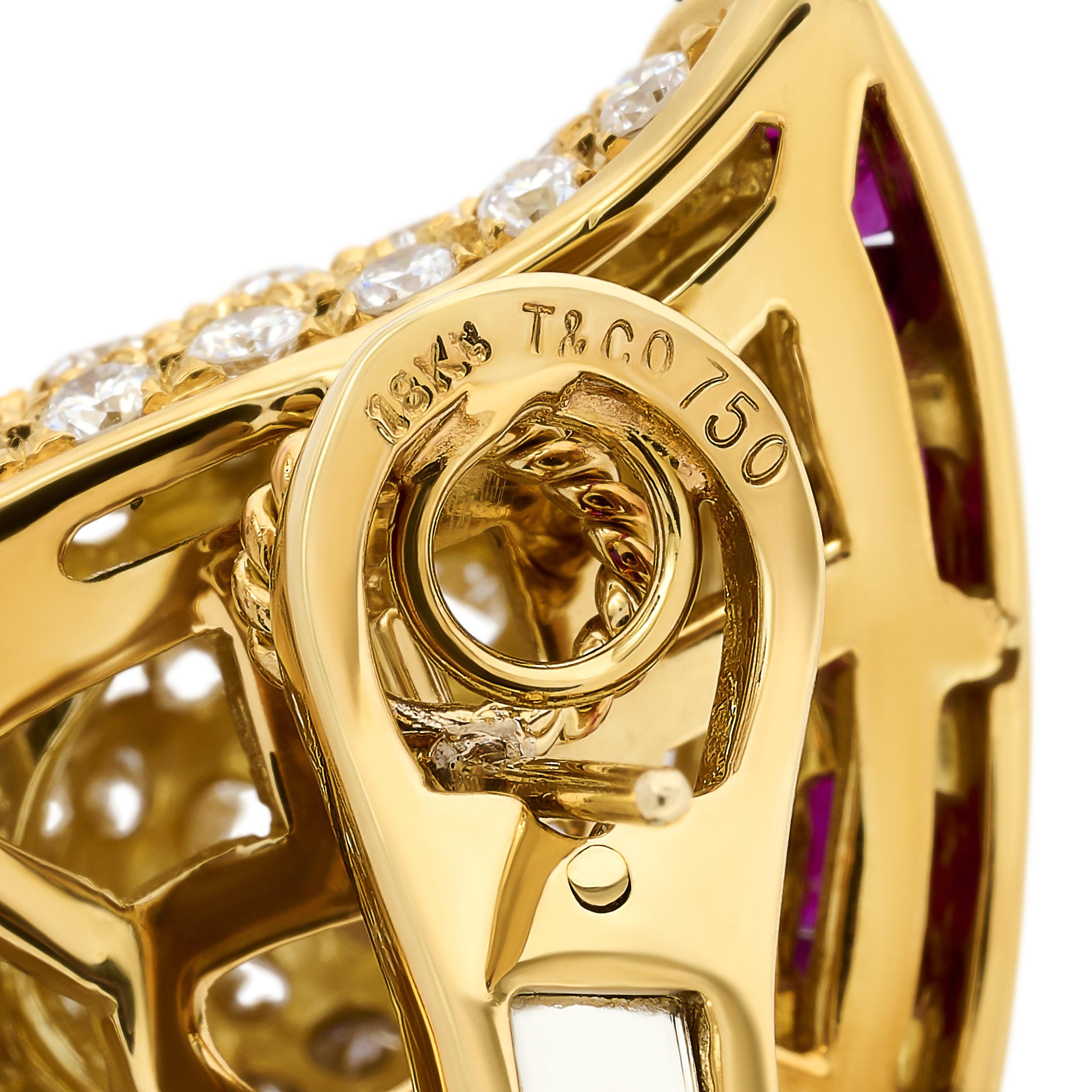 Taille ronde Tiffany & Company, boucles d'oreilles cachemire en or jaune 18 carats, diamants et rubis en vente