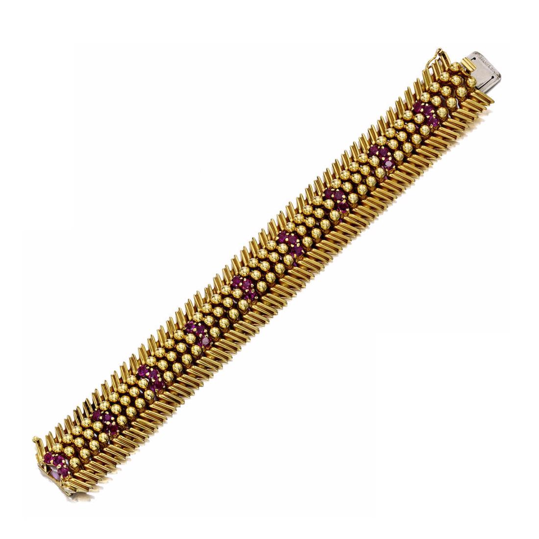 Tiffany and Company - Bracelet en or jaune 18k avec rubis - circa 1950's
Longueur - 6,5 pouces
Largeur - 3/4