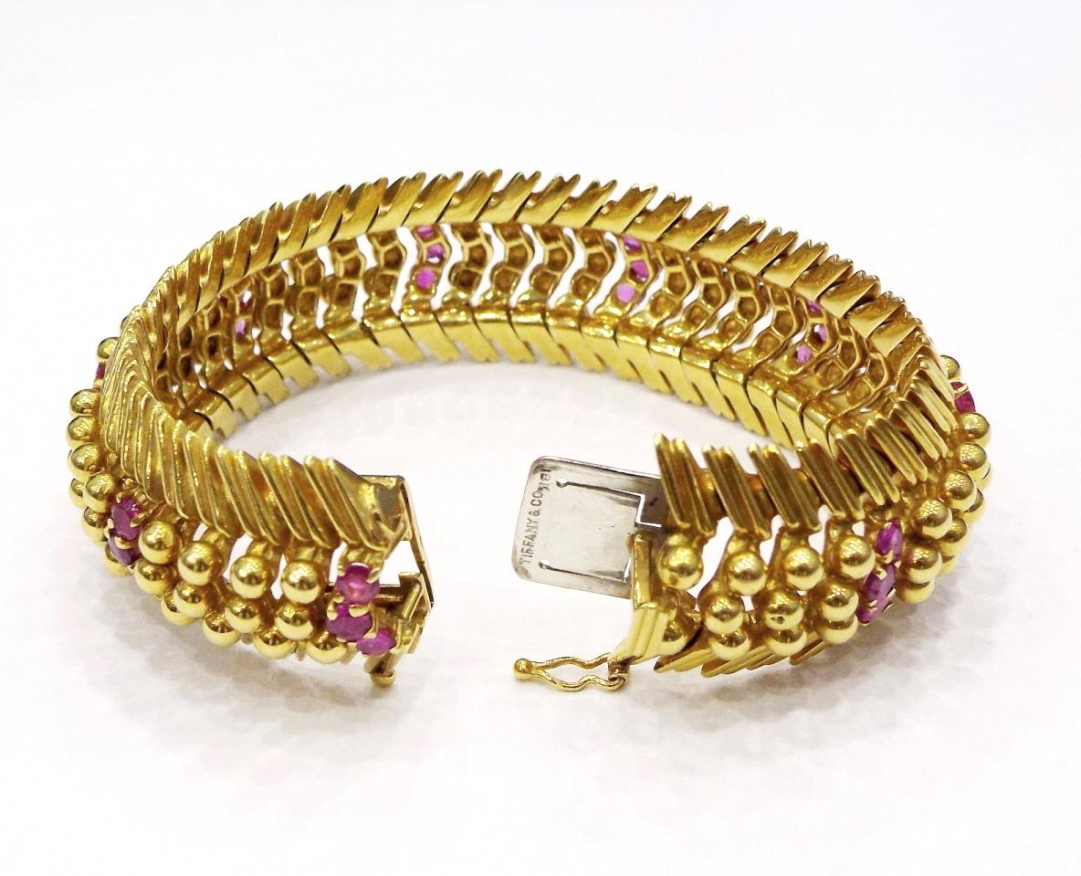 Taille ronde Tiffany & Company Bracelet en or jaune 18 carats et rubis, c. 1950 en vente