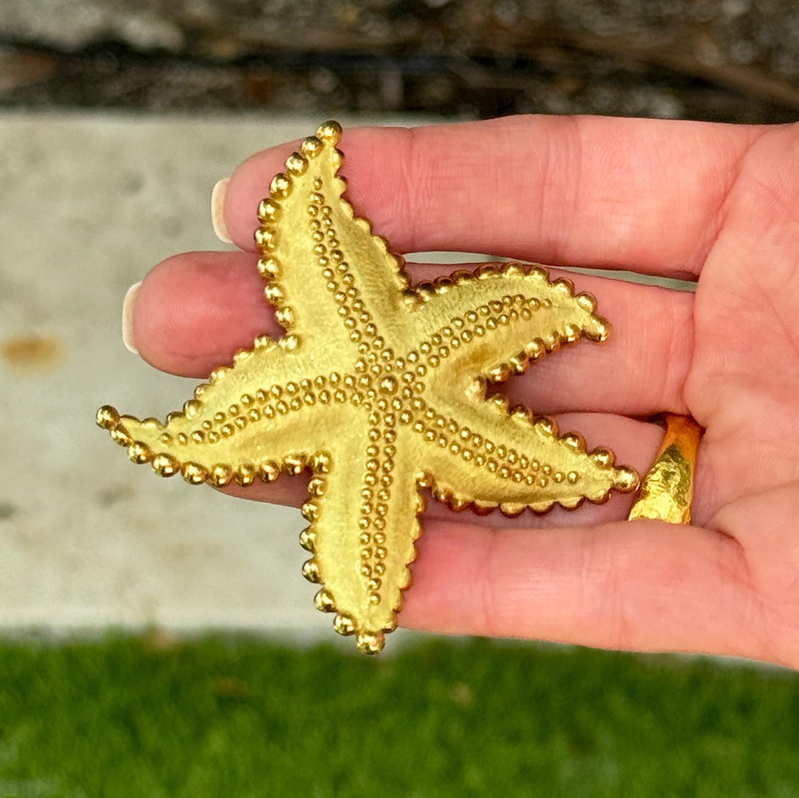 The Tiffany & Co.Starfish Brooch is a striking piece of timeless elegance and craftsmanship. Exquisitely crafted from luxurious 18 karat yellow gold, this brooch features a beautifully detailed starfish design that captures the natural beauty of the