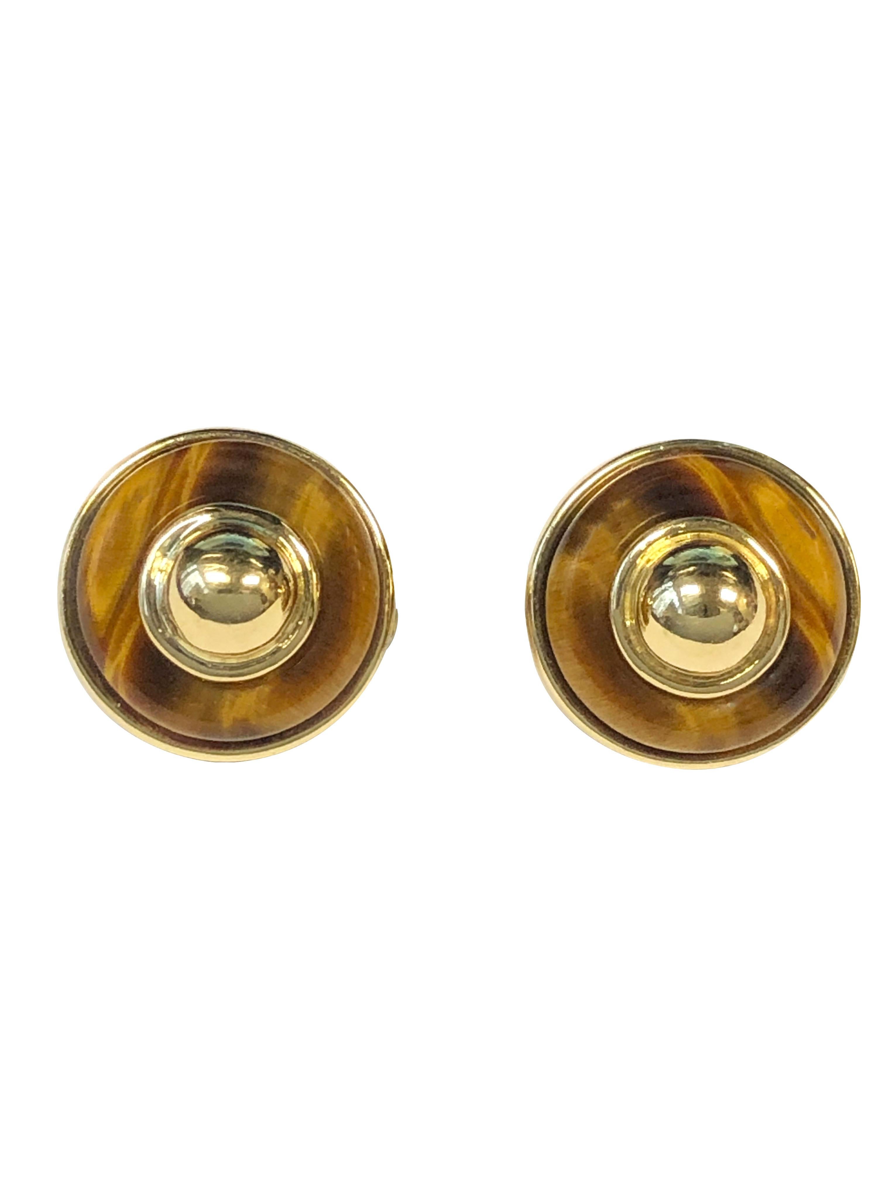 Circa 1980s Tiffany & Company 18k Yellow Gold and Tigers Eye Earrings, measuring 3/4 inch in diameter X 1/2 inch, Clip backs to which a post can be easily added if desired.  Livré dans sa boîte de présentation d'origine.