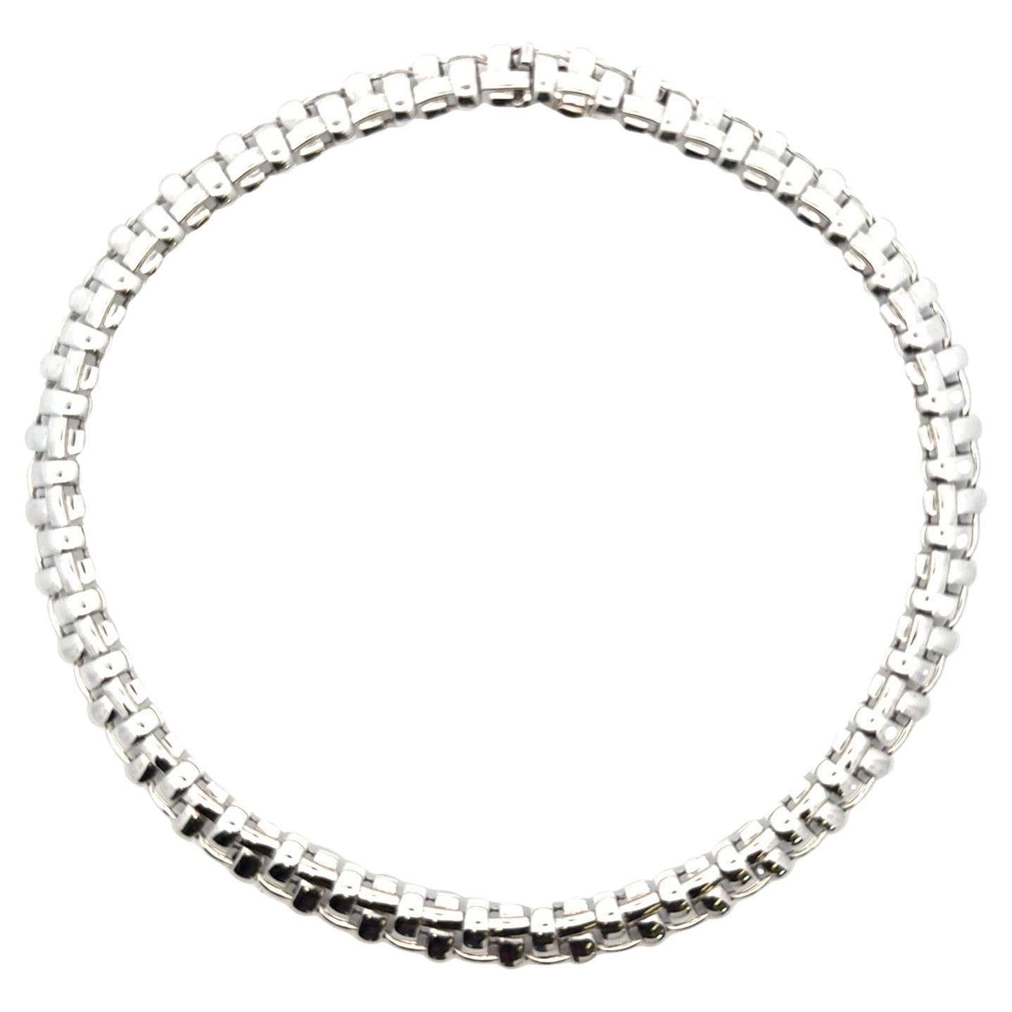 Diese zeitlose, aus 18-karätigem Weißgold gefertigte Halskette mit Korbgeflecht von Tiffany & Co. zeugt von der unverkennbaren Handwerkskunst der Marke. Diese elegante, in Italien hergestellte Halskette aus der Zeit um 2002 zeichnet sich durch ein