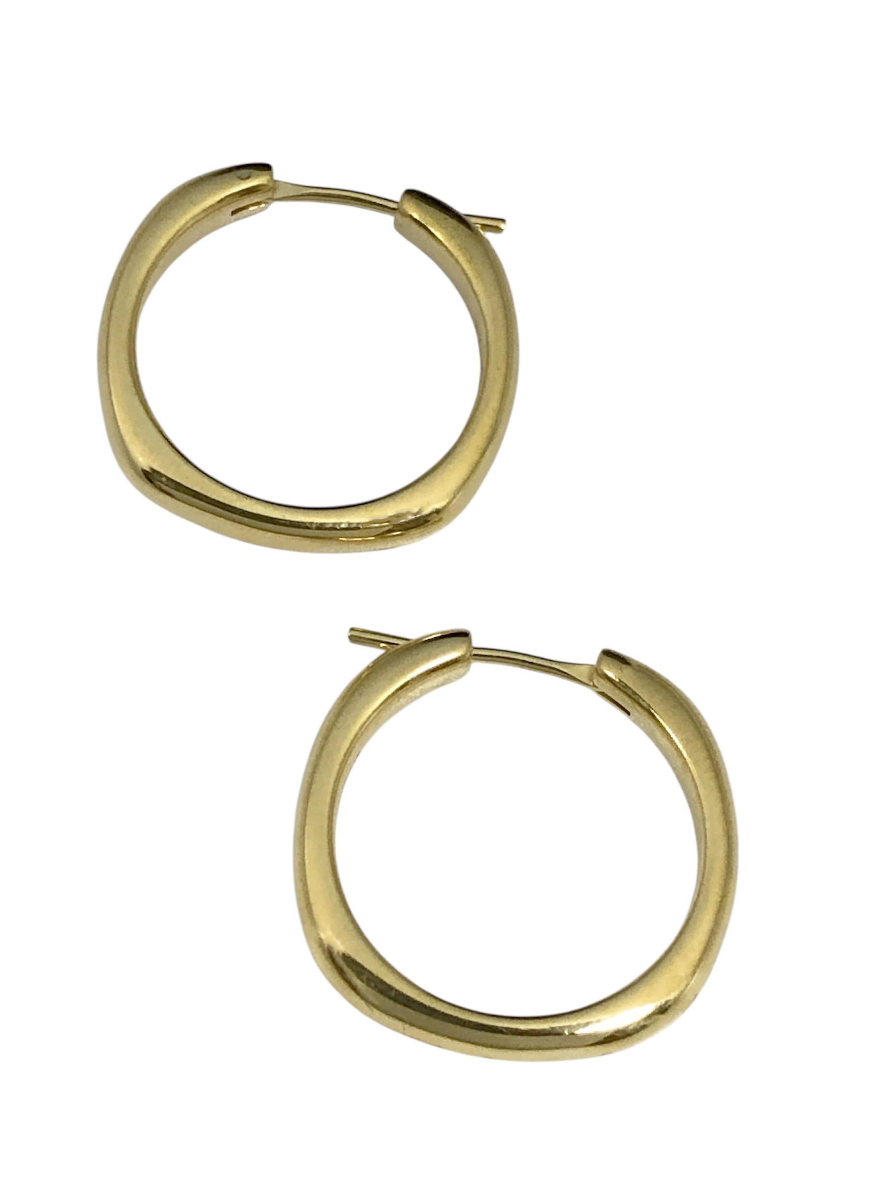 CIRCA 2000 Tiffany & Company 18k Gelbgold abgerundete Cushion Hoop Ohrringe, Messung 3/4 Zoll im Durchmesser, 3/4 Zoll in der Länge, 3 M.M dick und mit einem Gewicht von 10,4 Gramm. Solide, dicke Konstruktion. Selten getragen und in einem