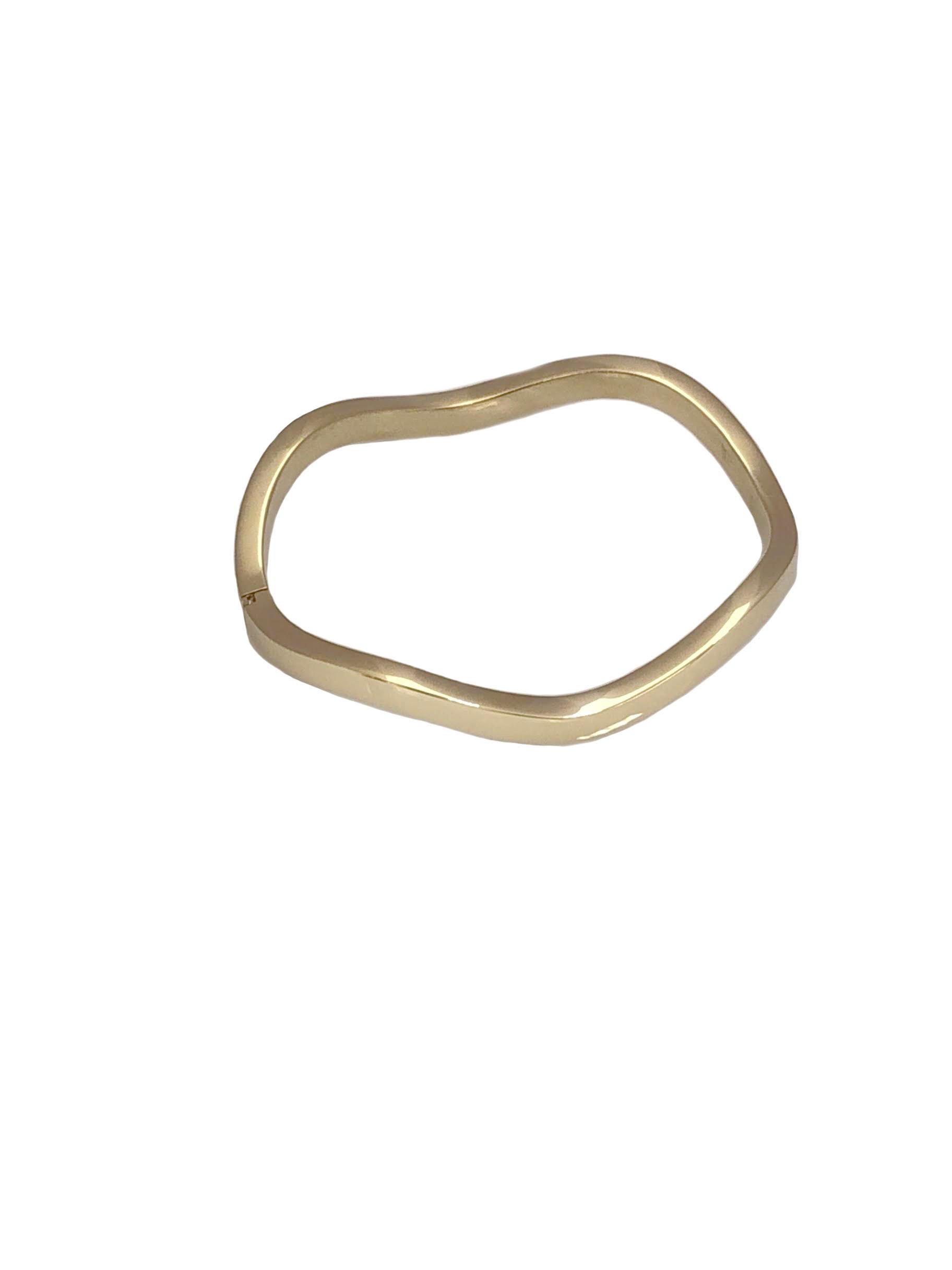 Ungefähr: 1990 Tiffany & Company 18K Gelbgold Wavy Bangle Bracelet. Messung 3/16 Zoll breit 1/8 Zoll dick und hat eine innere Messung von 6 3/4 Zoll. Hat ein Scharnier und eine Zungenverriegelung. Ausgezeichneter Zustand und wird in der originalen