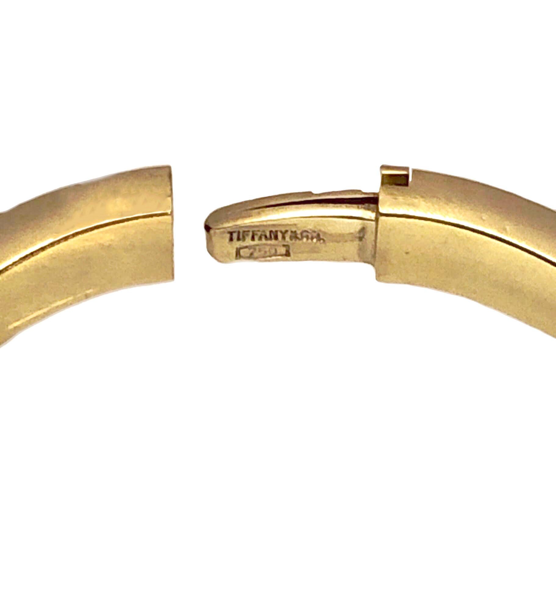 Tiffany & Co. 18 Karat Gelbgold Wavy Bangle Armreif im Zustand „Hervorragend“ in Chicago, IL