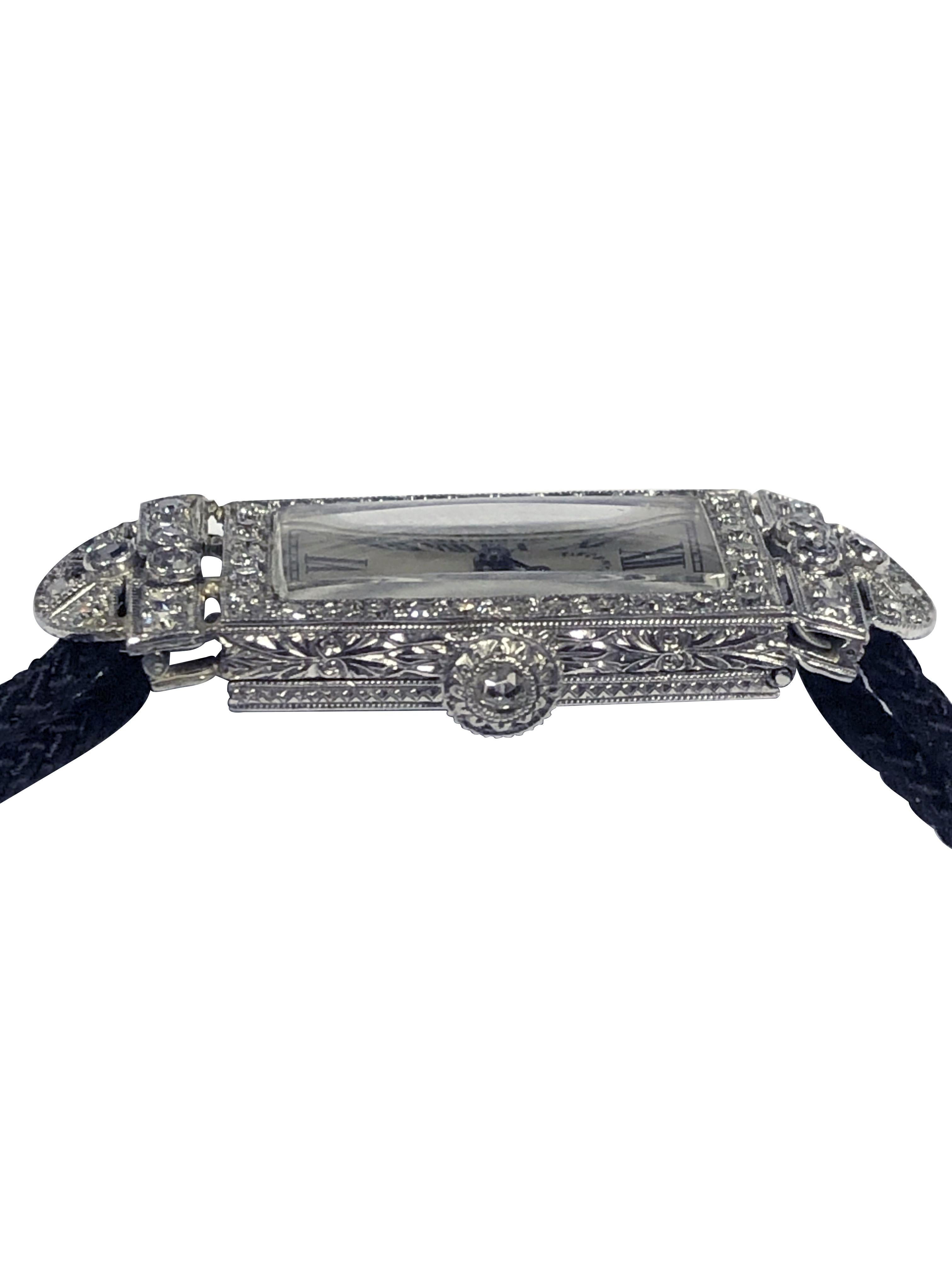 Orologio da polso da donna Art Deco di Tiffany & Company del 1920 circa, 35 x 12 M.M. Cassa in platino a cerniera in 2 pezzi con diamanti di taglio antico per un totale di 1 carato. Meccanico, vento manuale 18 Jewell C.C. Movimento Meylan. Quadrante