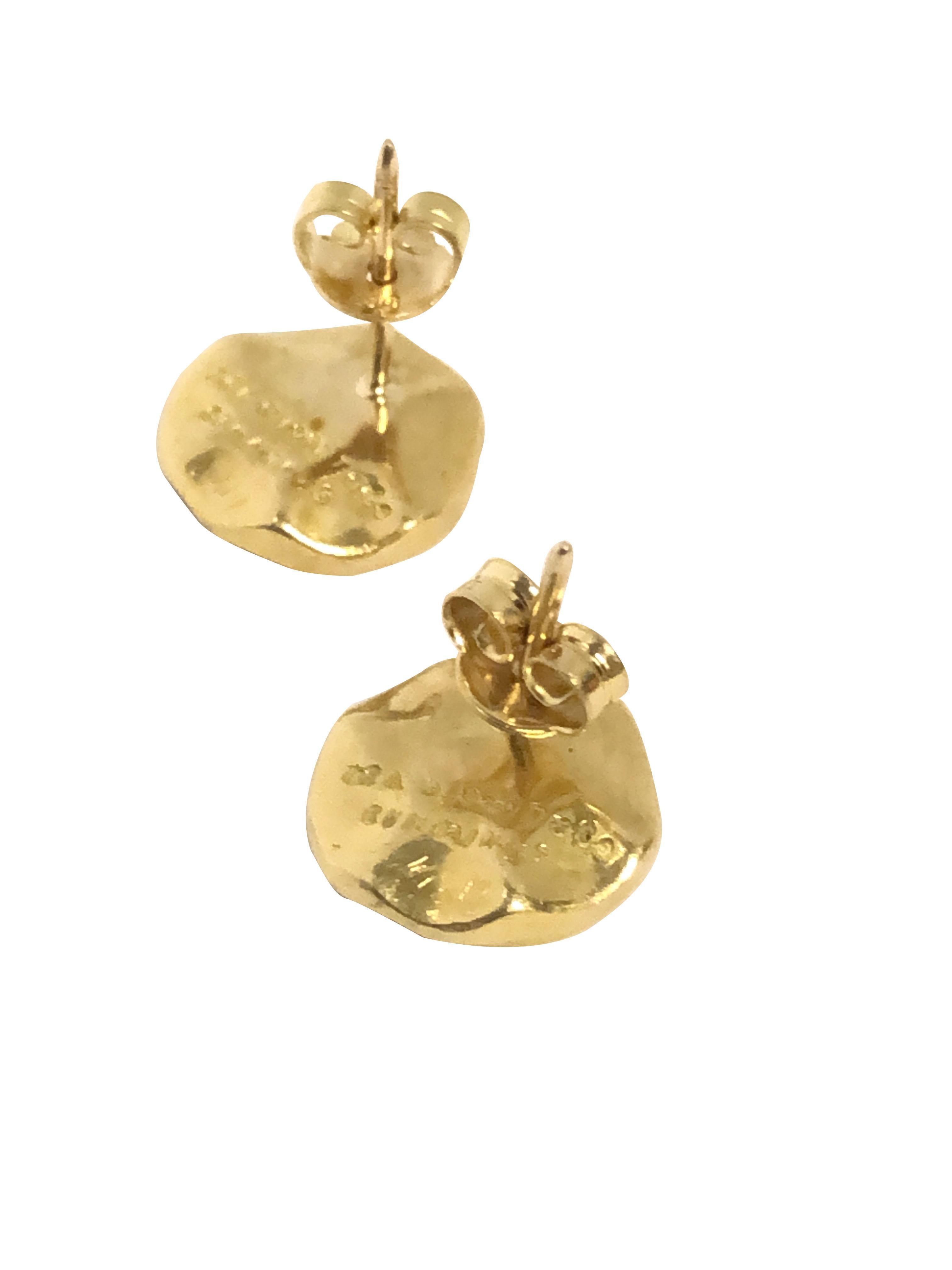 Orecchini in oro giallo 18k di Angela Cummings for Tiffany & Company del 1980, con un design a bottone di forma libera e diametro di 1/2 pollice, con diamanti rotondi a taglio brillante per un totale di circa 1 carato. Firmati e datati 1980,