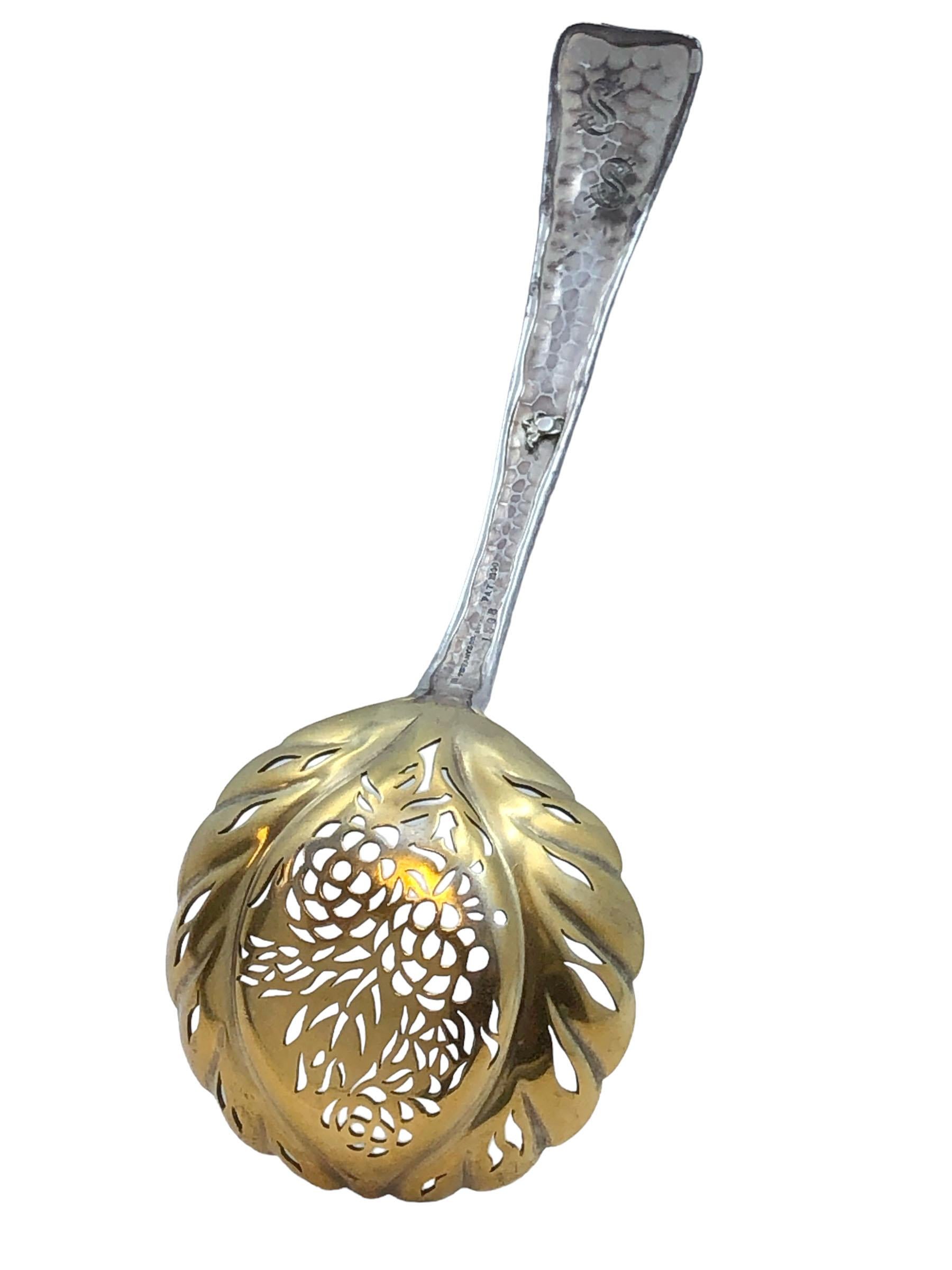 Circa 1910 Tiffany & Company Aesthetic Period Vegetable Server, mesurant 6 3/4 inches in length, a hand hammered Handle with an applied Lizard on the front and an applied spider on the back, further decorated with Gold wash designs. Le bol percé en