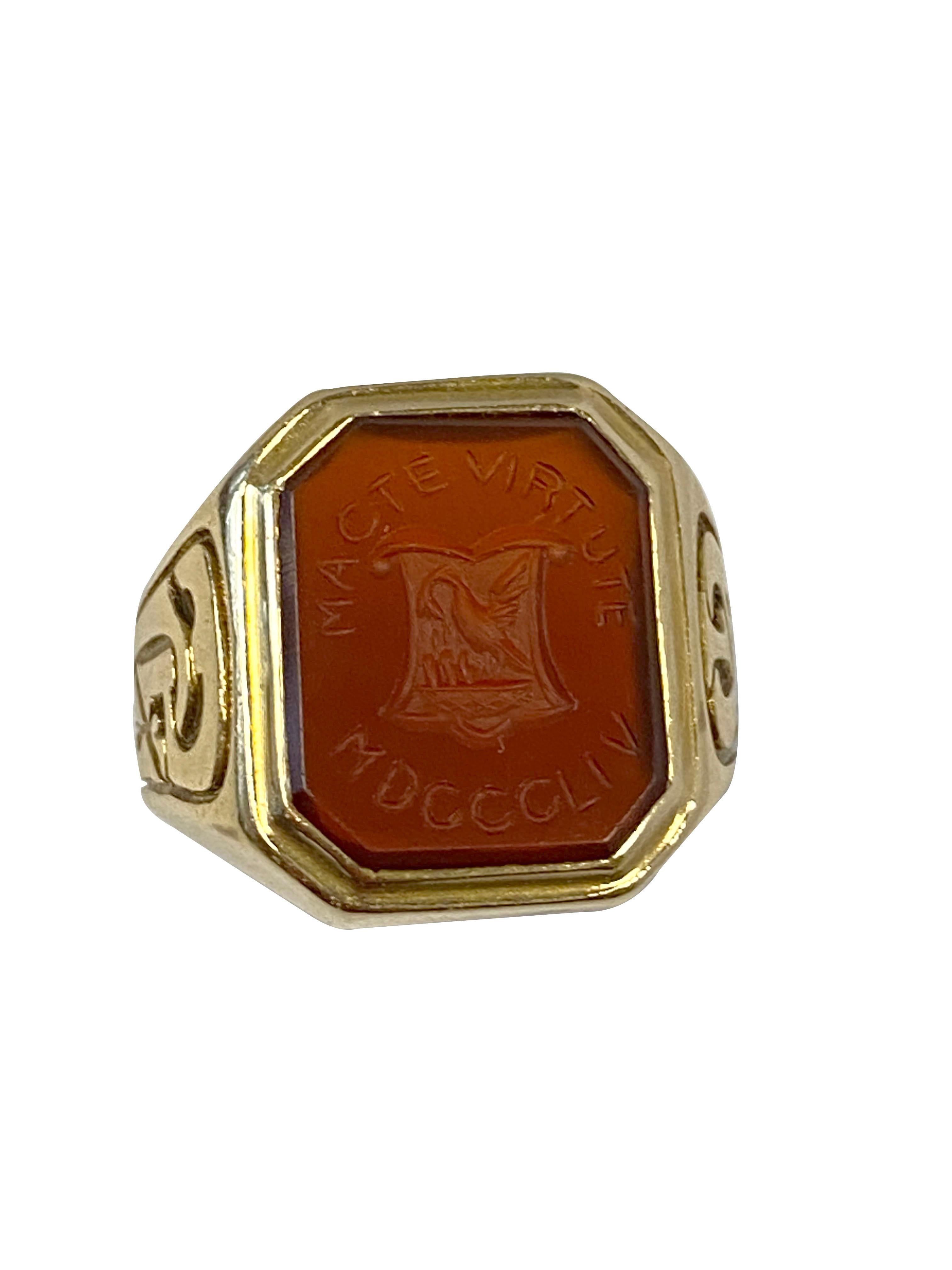 Circa 1917 Tiffany & Company 14k Yellow Gold Signet Crest Ring, le dessus mesure 1/2 X 1/2 inch et est serti d'une cornaline qui est gravée d'un écusson d'un cygne ou d'une grue et du mot latin 