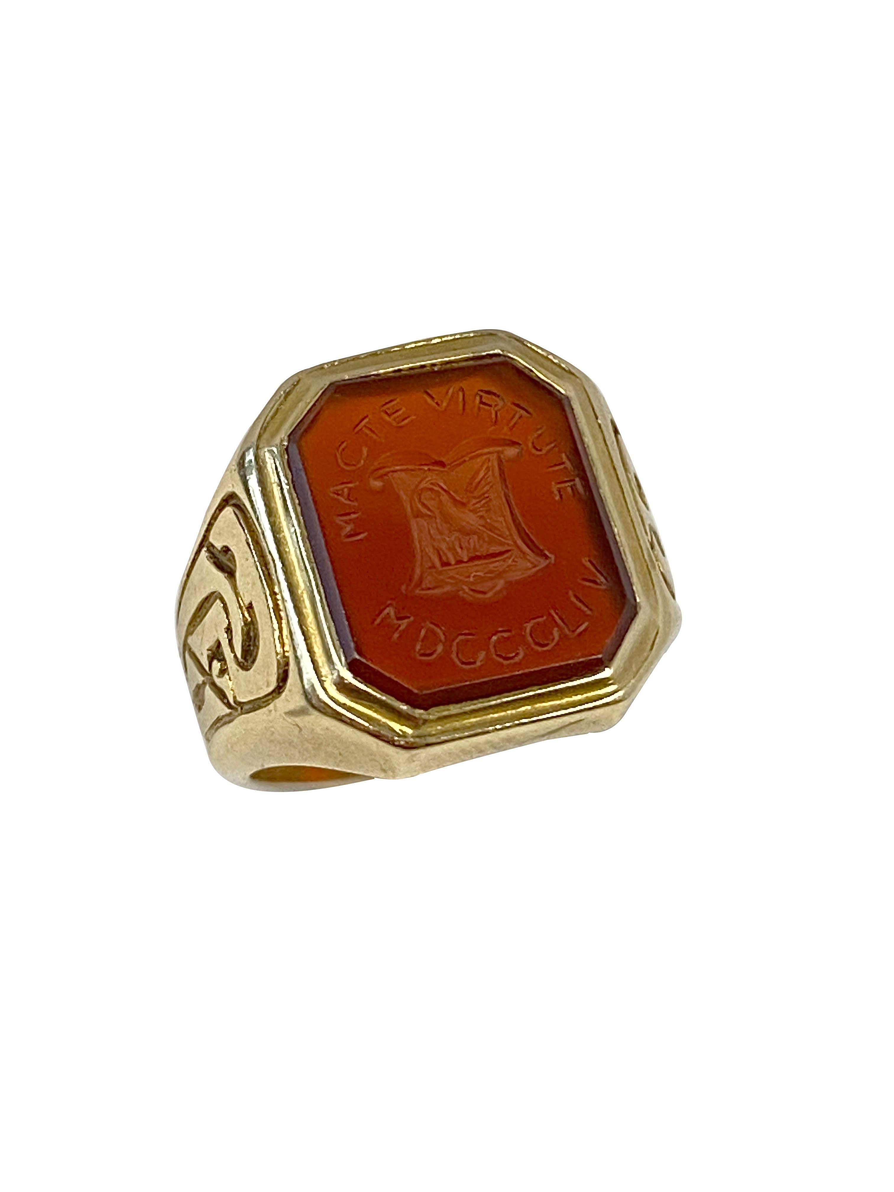 Taille cabochon Tiffany & Company - Bague de chevalier en or jaune antique avec écusson en creux en vente