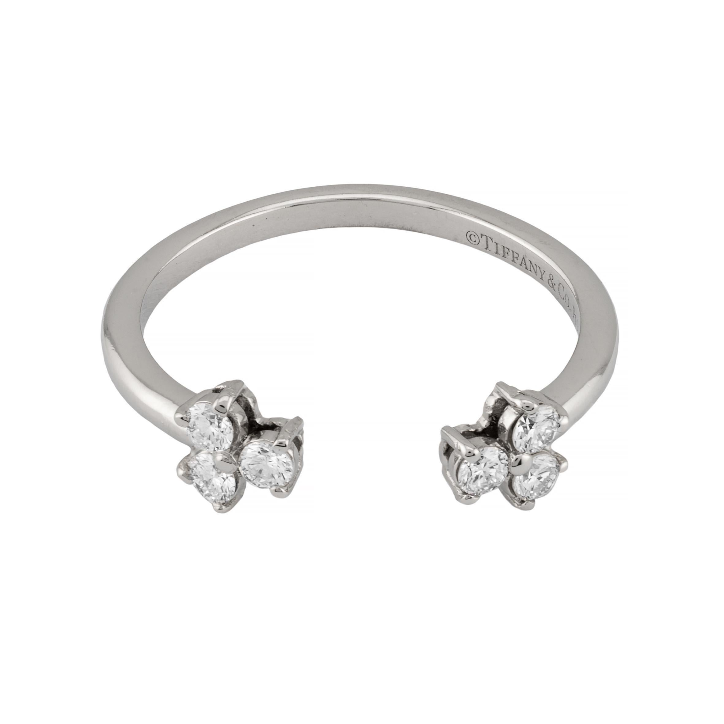 Aston Estate Jewelry stellt vor:

Ein Vintage-Diamantring von Tiffany and Company aus der Kollektion Aria.  Besetzt mit sechs Diamanten im Brillantschliff von 0,28 ct mit Farbe F und Reinheit VVS/VS.  

Signiert Tiffany & Co Italien PT950

Der