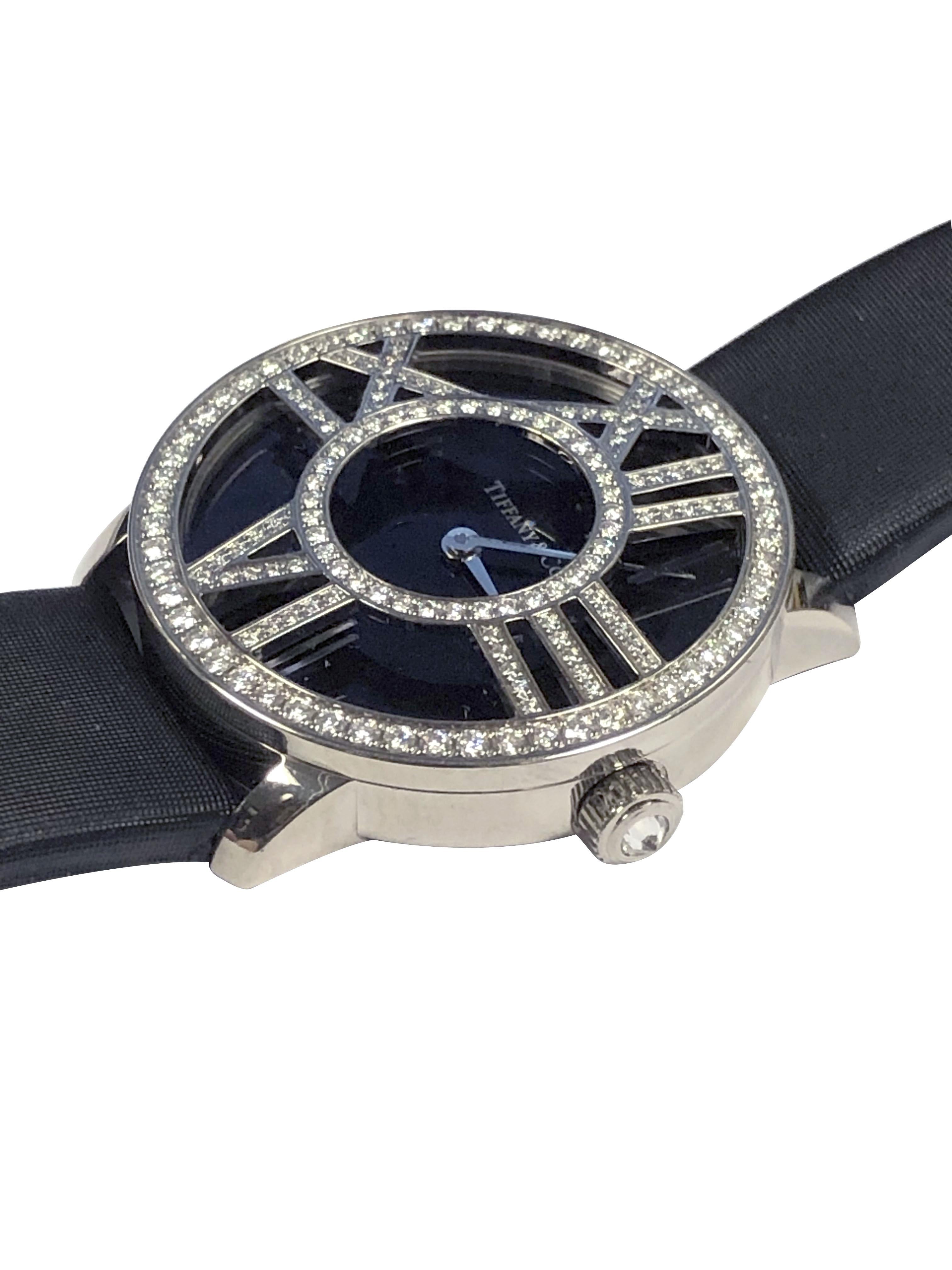 Circa 2020 Reloj de pulsera de la colección Atlas de Tiffany & Company, modelo T0172, caja de oro blanco de 18 quilates de 30 M.M resistente al agua de 3 piezas que también mide 7 M.M de grosor, corona engastada con diamantes y bisel con pavé de