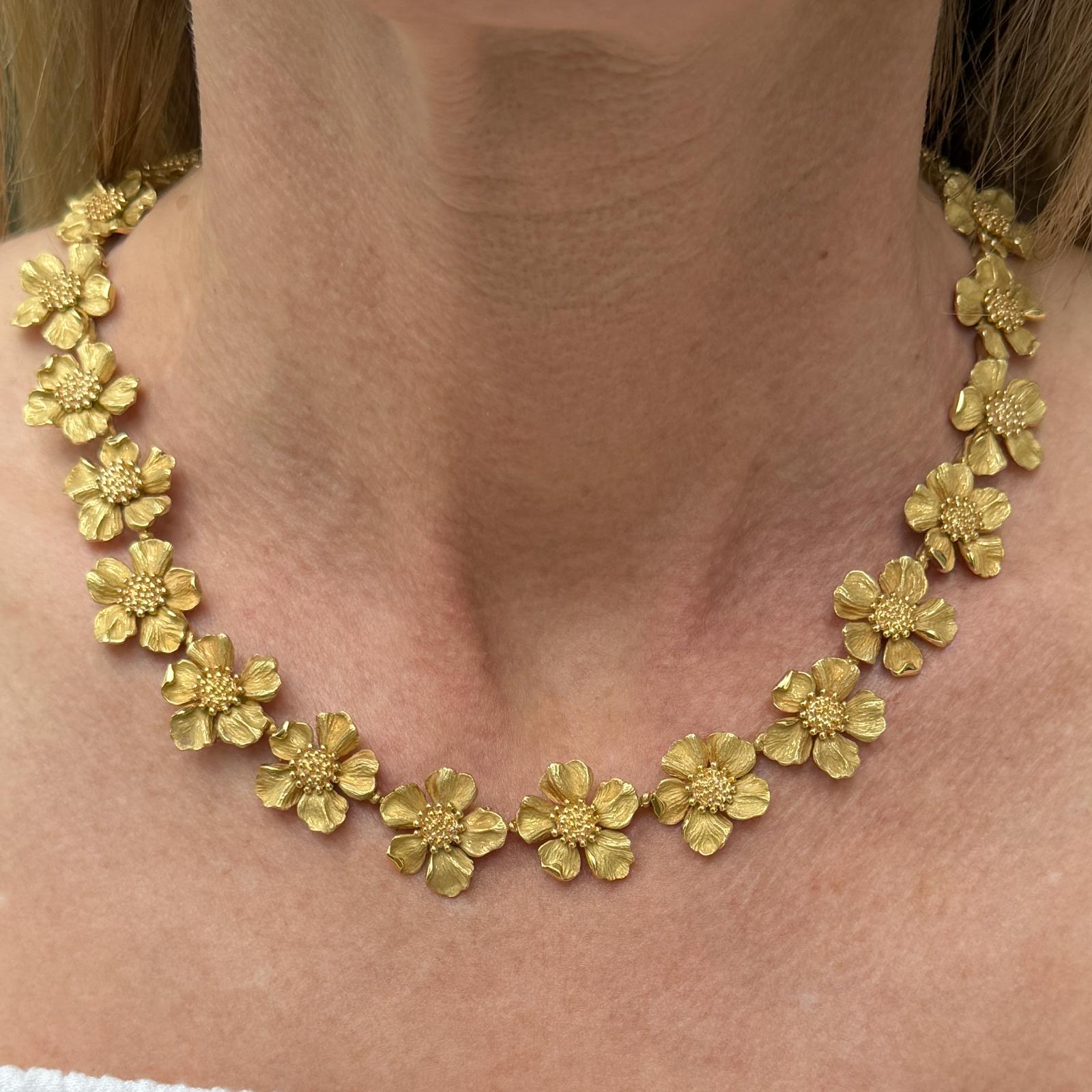 This rare Tiffany & Co Dogwood Wild Rose Flower necklace from the 1990s is a vintage piece crafted with exquisite attention to detail. Made of 18 karat yellow gold, it embodies timeless elegance and sophistication. The necklace features a delicate