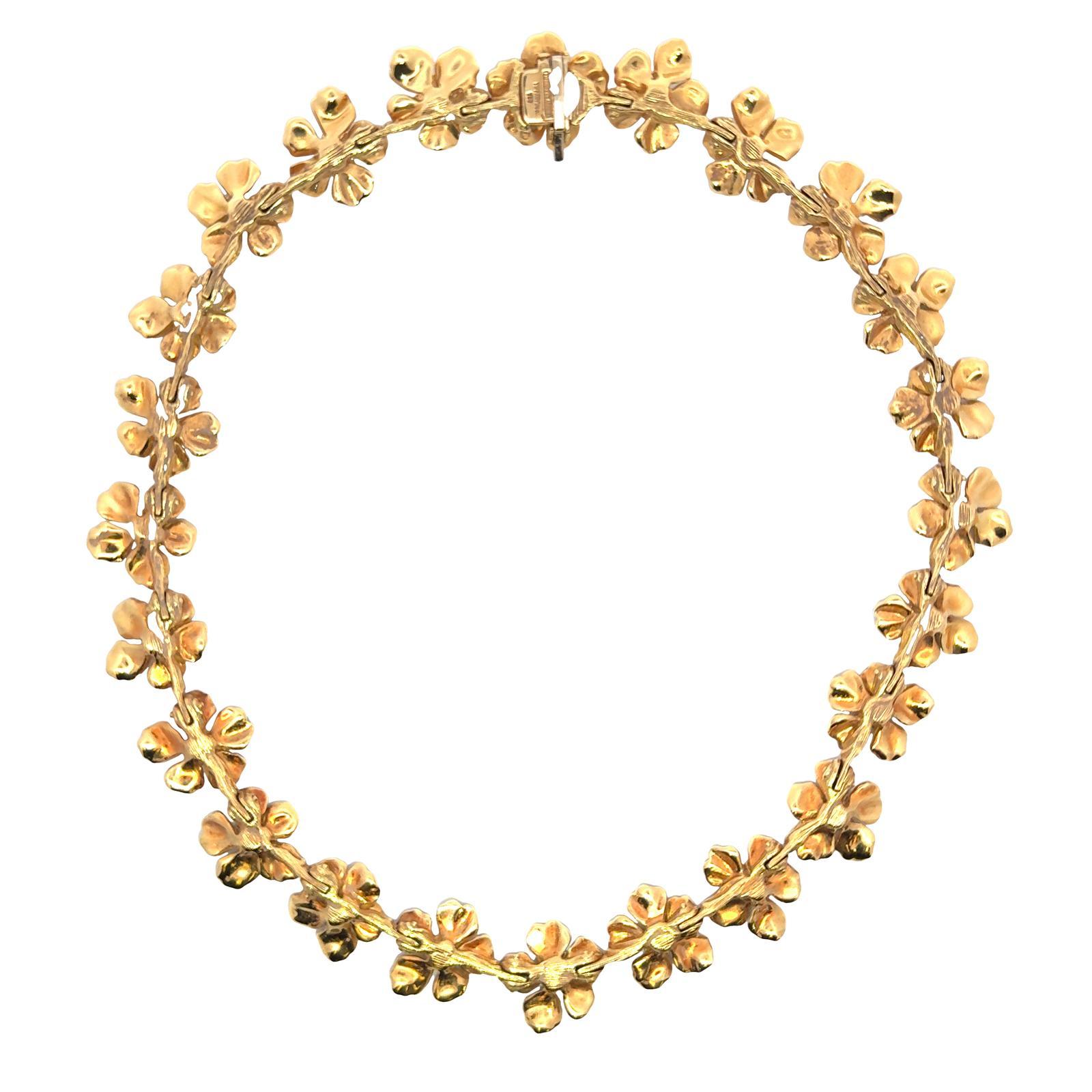 Tiffany & Company Classics Wild Rose Dogwood Flower 18KY Gold Vintage Necklace. In Excellent Condition In Boca Raton, FL