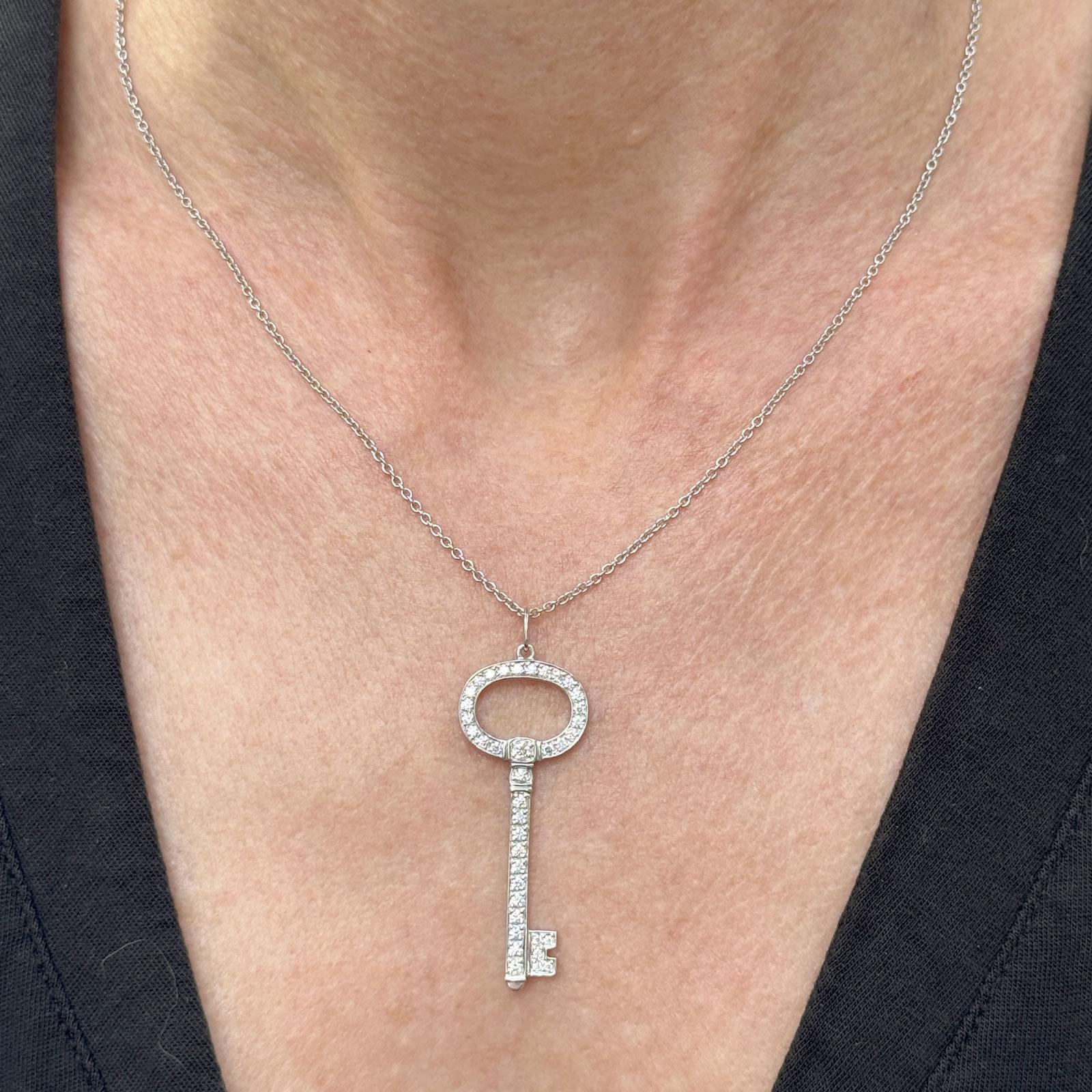 Dieser Schlüsselanhänger von Tiffany & Co. aus Platin strahlt zeitlose Eleganz aus und ist mit 38 runden Diamanten im Brillantschliff von insgesamt etwa 0,40 Karat besetzt. Die Diamanten haben eine Farbe von F-G und eine Reinheit von VS und bieten