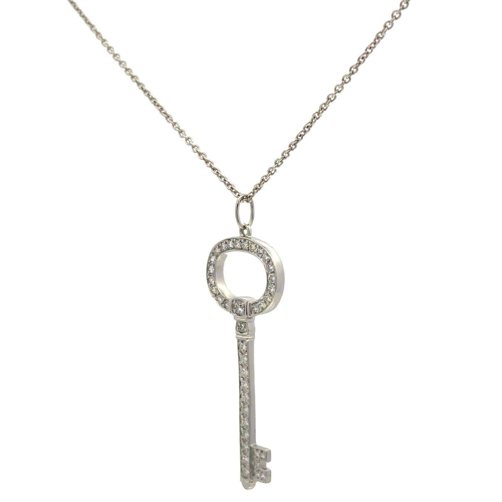 Halskette mit ovalem Schlüsselanhänger aus Platin mit Diamanten von Tiffany & Company (Moderne) im Angebot