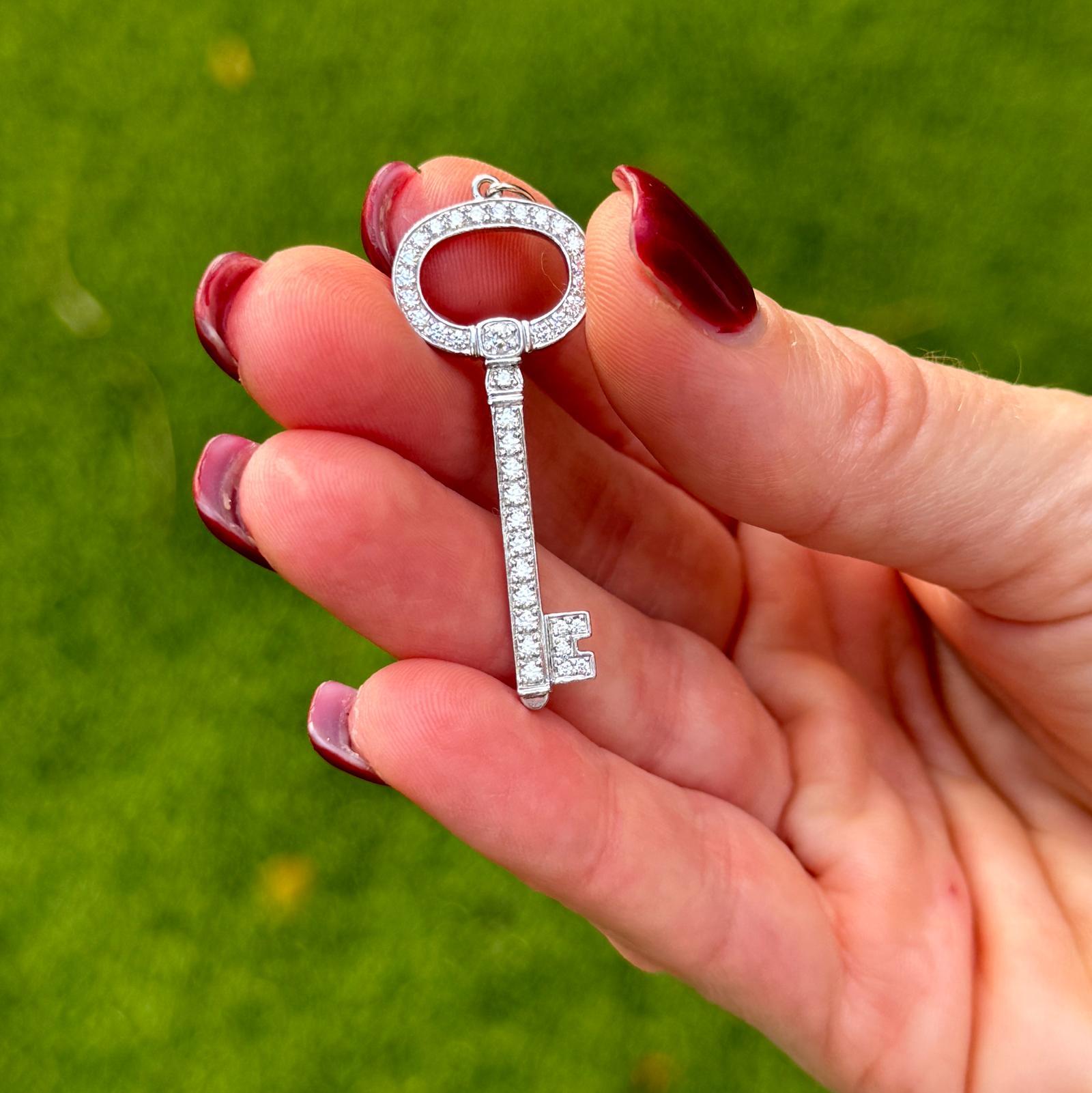 Halskette mit ovalem Schlüsselanhänger aus Platin mit Diamanten von Tiffany & Company (Brillantschliff) im Angebot