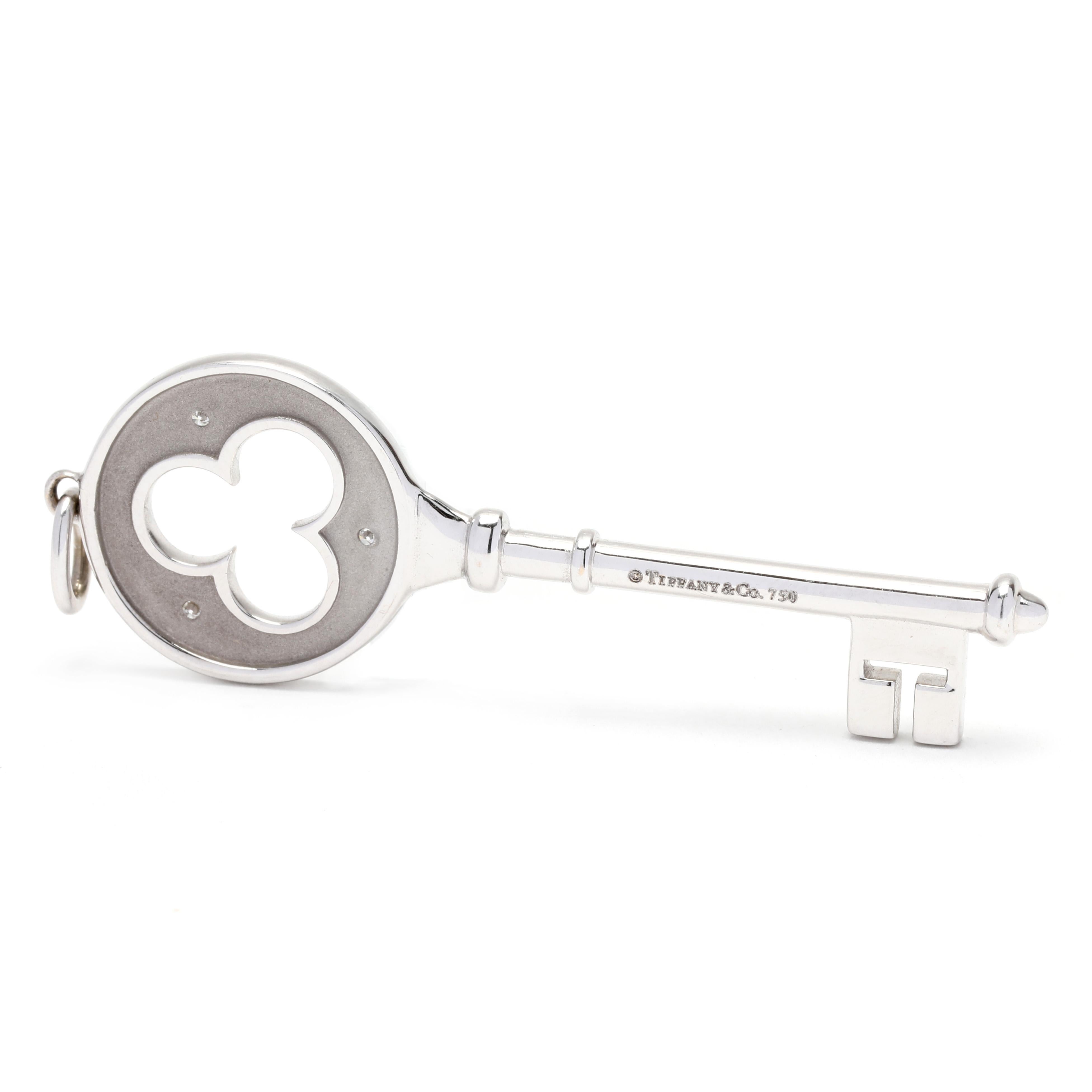 Pierres :
- diamants, 3 pierres
- coupe brillante ronde
- environ 07 carats au total
- Couleur F-G, clarté VS

Longueur : 2.25 in.

Largeur : 5/8 in.

Poids : 4,4 dwts. / 6,8 grammes

Timbres : Tiffany & Co 750

Quelques éléments à noter :
* Il