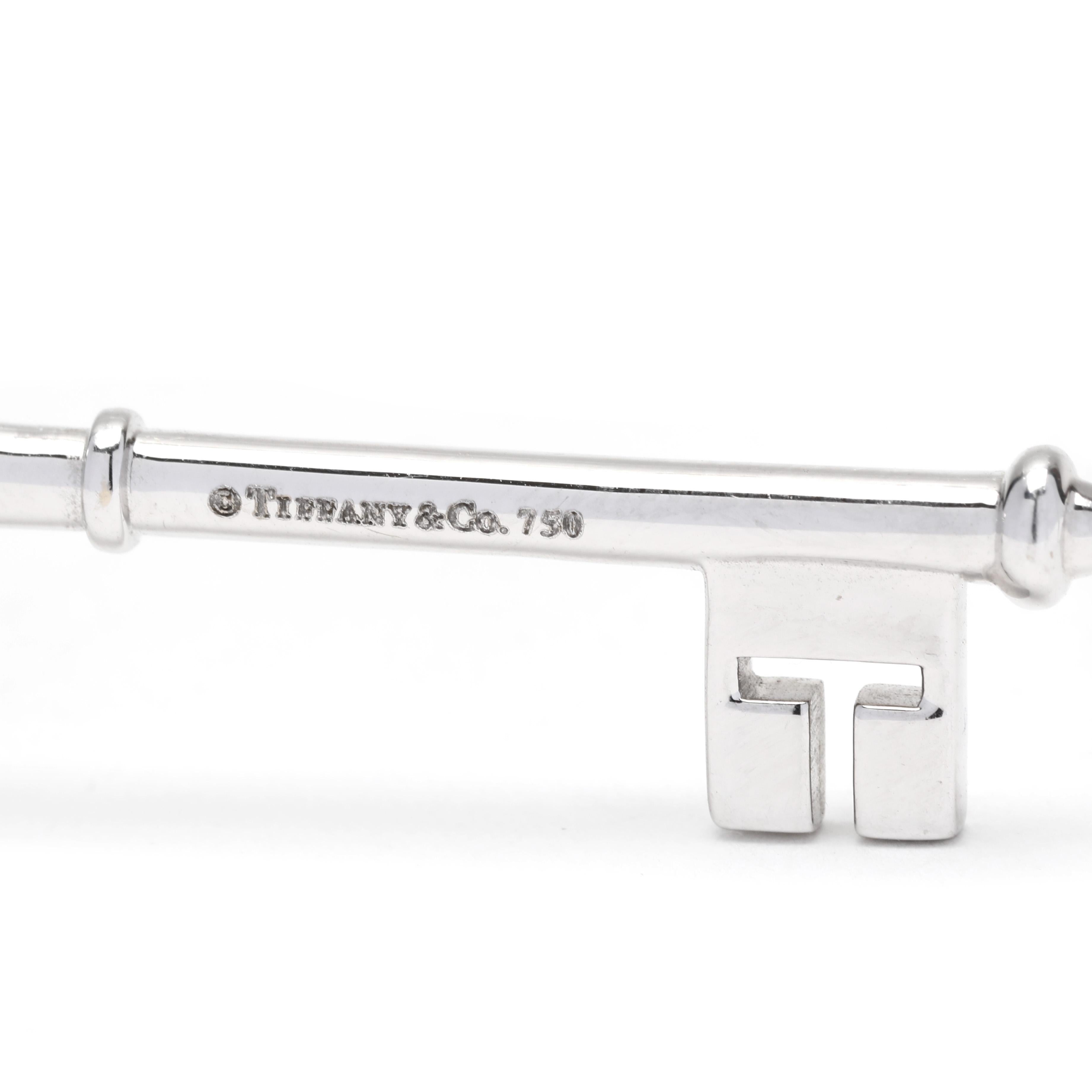 Taille ronde Tiffany & Company - Pendentif clé tréflée à diamants, or blanc 18 carats, longueur 2,25 pouces en vente