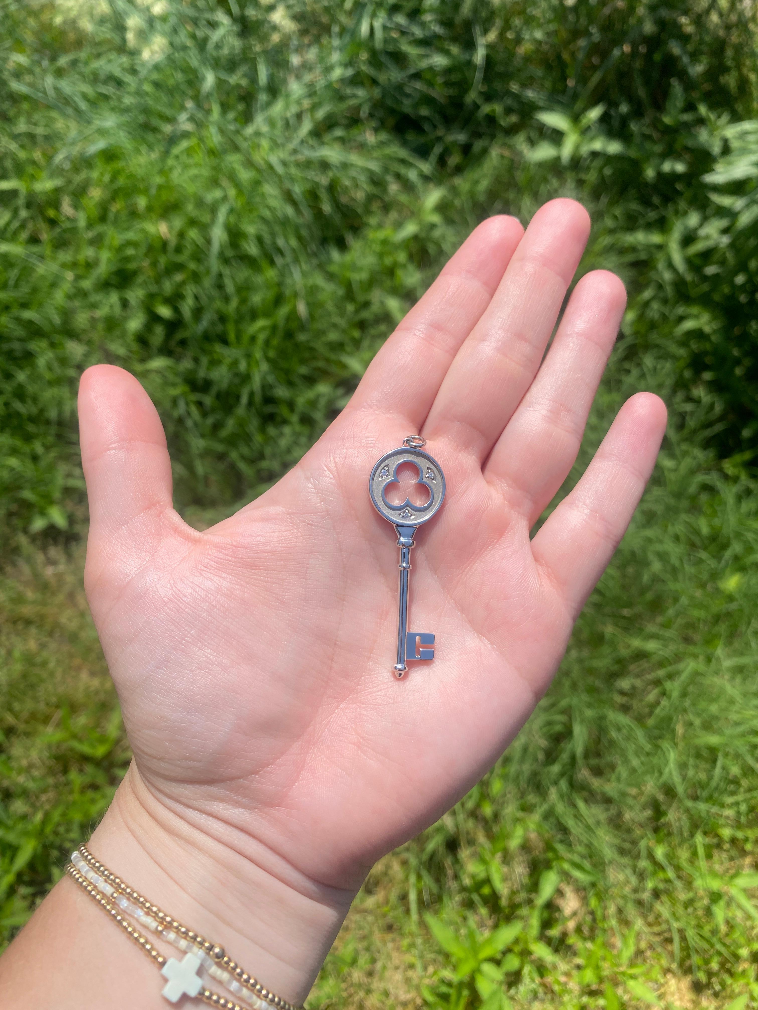 Tiffany & Company - Pendentif clé tréflée à diamants, or blanc 18 carats, longueur 2,25 pouces Unisexe en vente