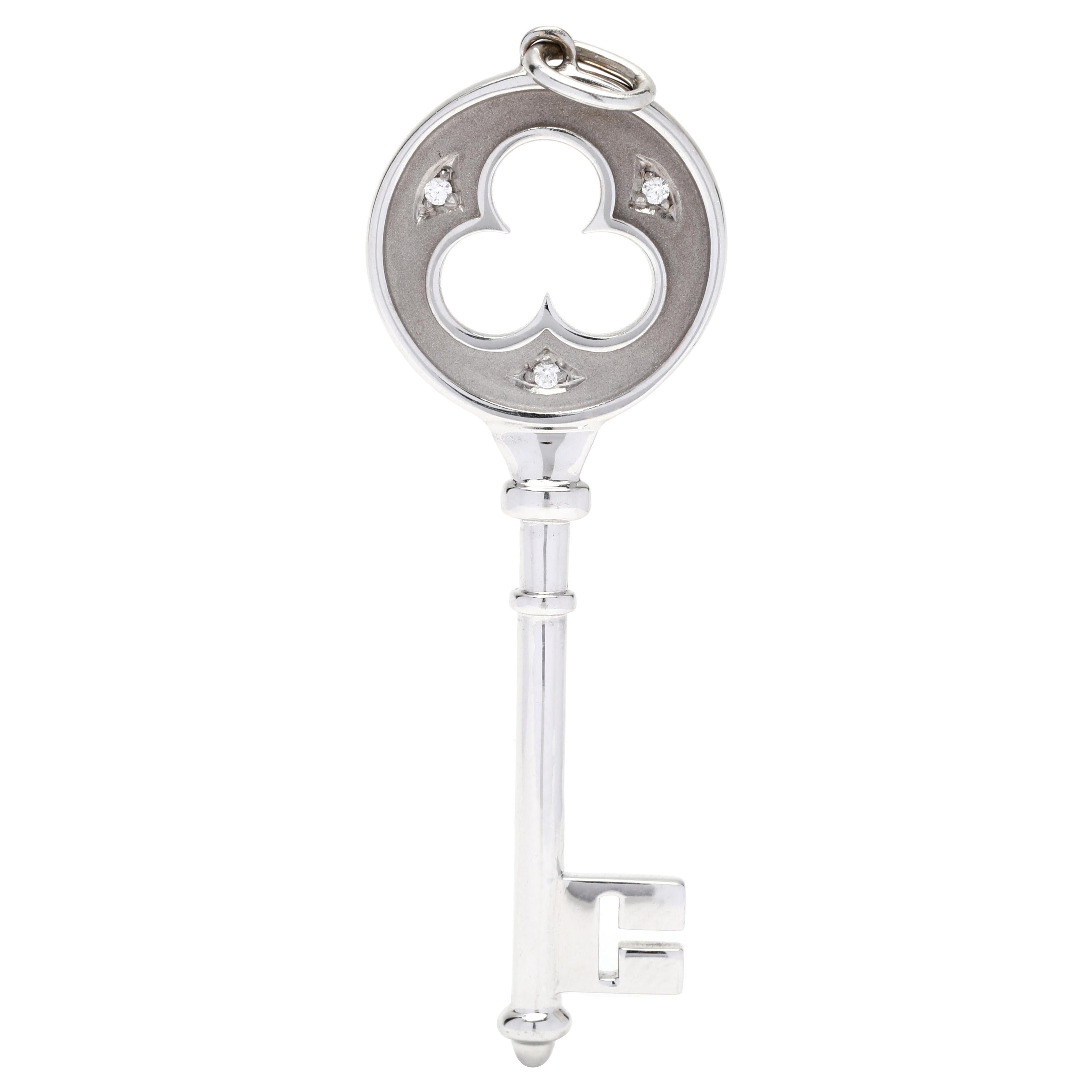 Tiffany 
Company - Pendentif clé tréflée à diamants, or blanc 18 carats, longueur 2,25 pouces en vente