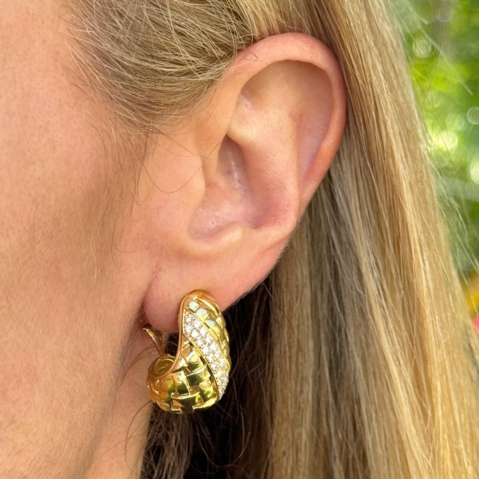 Moderne Tiffany & Company - Boucles d'oreilles Vannerie en or jaune 18 carats et diamants en vente