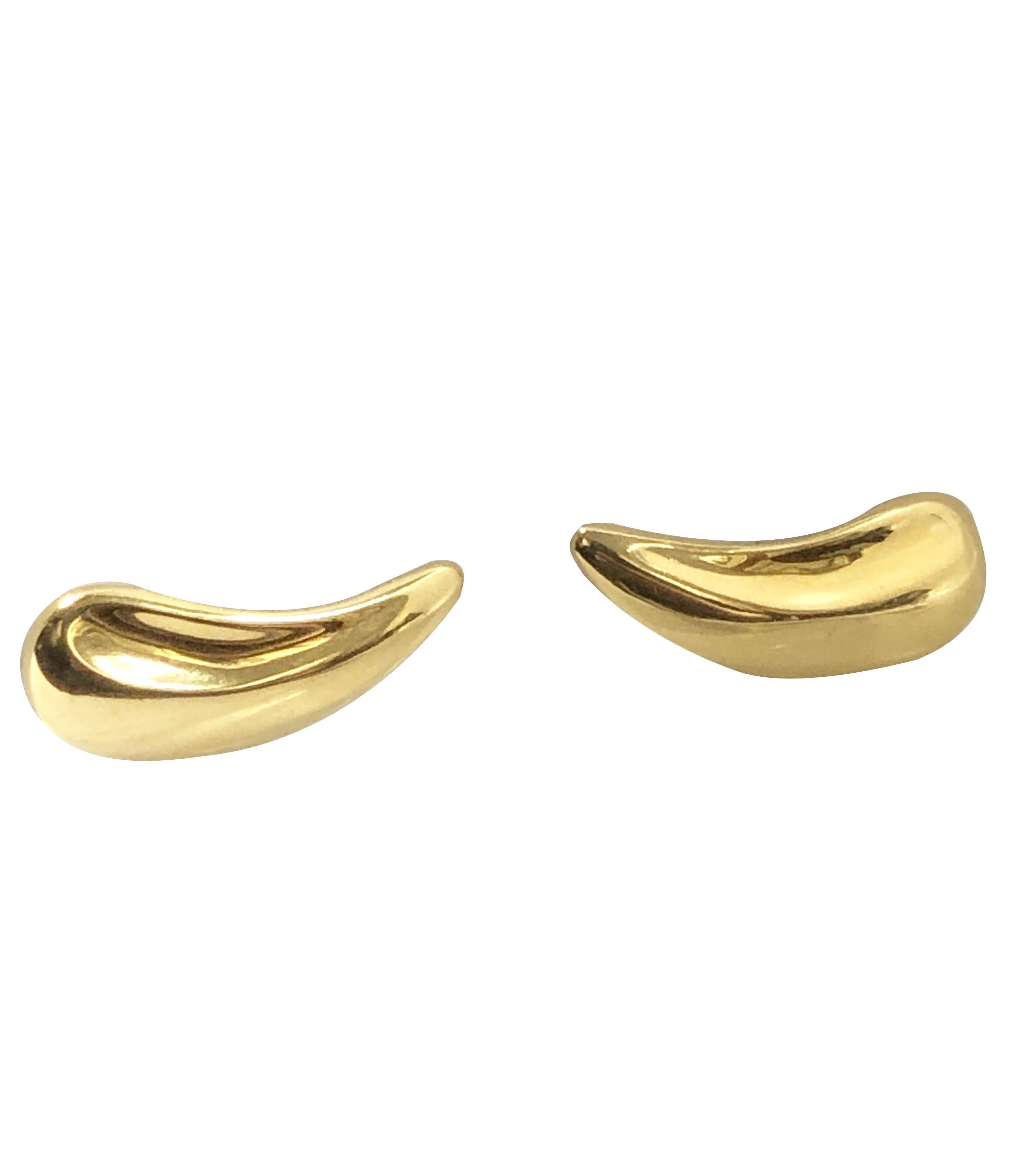 Orecchini in oro giallo 18k di Elsa Peretti per Tiffany & Company, lunghezza 1 pollice, larghezza 7/16 di pollice e peso di 7,1 grammi. Can è dotato di una clip Omega sul retro alla quale è possibile aggiungere facilmente un palo, se lo si desidera. 