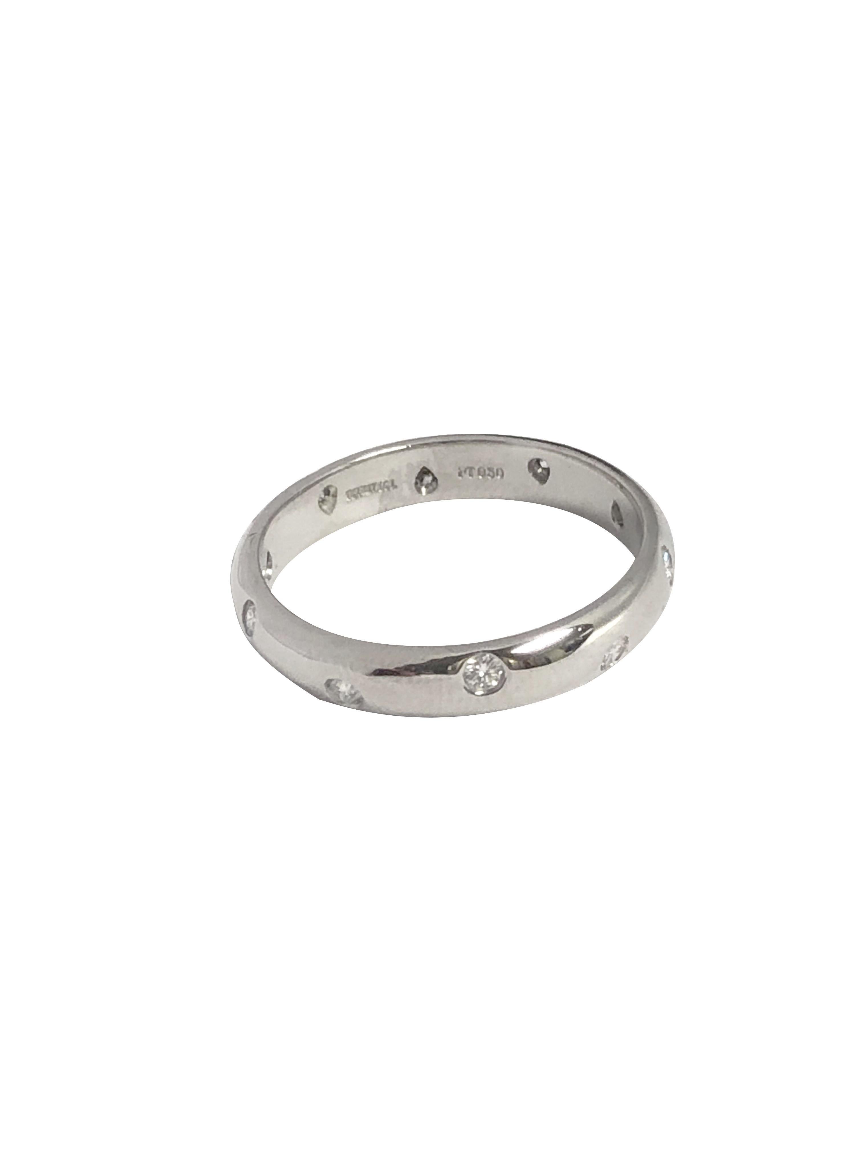 Circa 2010 Tiffany & Company Etoile Sammlung Platinband Ring, Messung 3,5 M.M. breit und mit einem Gewicht von 7,7 Gramm, mit 10 0,03 Karat Runde Brillantschliff Diamanten insgesamt 0,30 Karat gesetzt. Fingergröße 9,5. Wird in der originalen