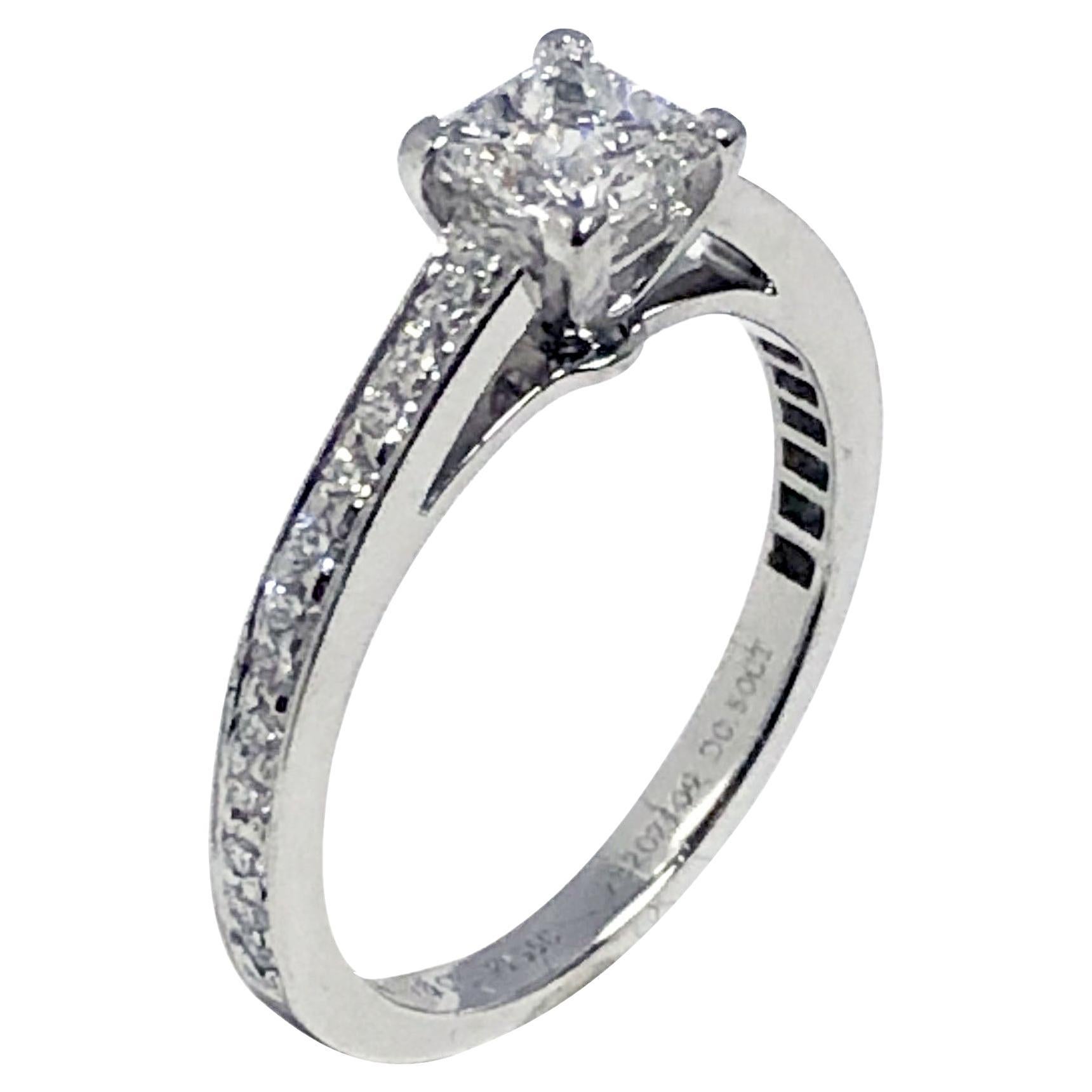 Verlobungsring aus Platin mit Diamanten aus der Kollektion "Grace" von Tiffany & Company