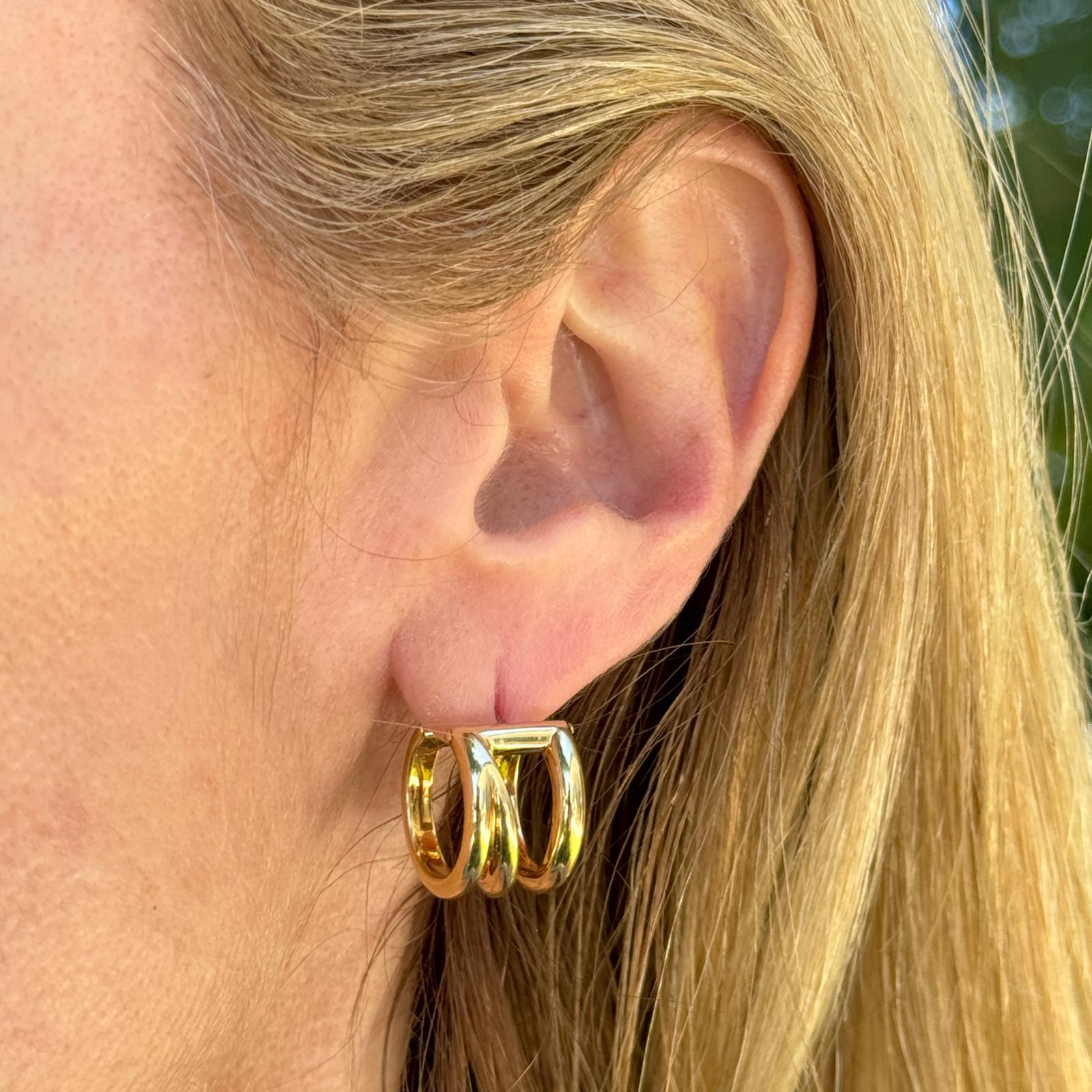 Die Tiffany & Co. Die Zig Zag-Ohrringe aus 18 Karat Gelbgold sind stilvolle und moderne Accessoires, die Eleganz und Raffinesse ausstrahlen. Diese aus luxuriösem 18-karätigem Gelbgold gefertigten Ohrringe sind mit einem modernen Zickzack-Design