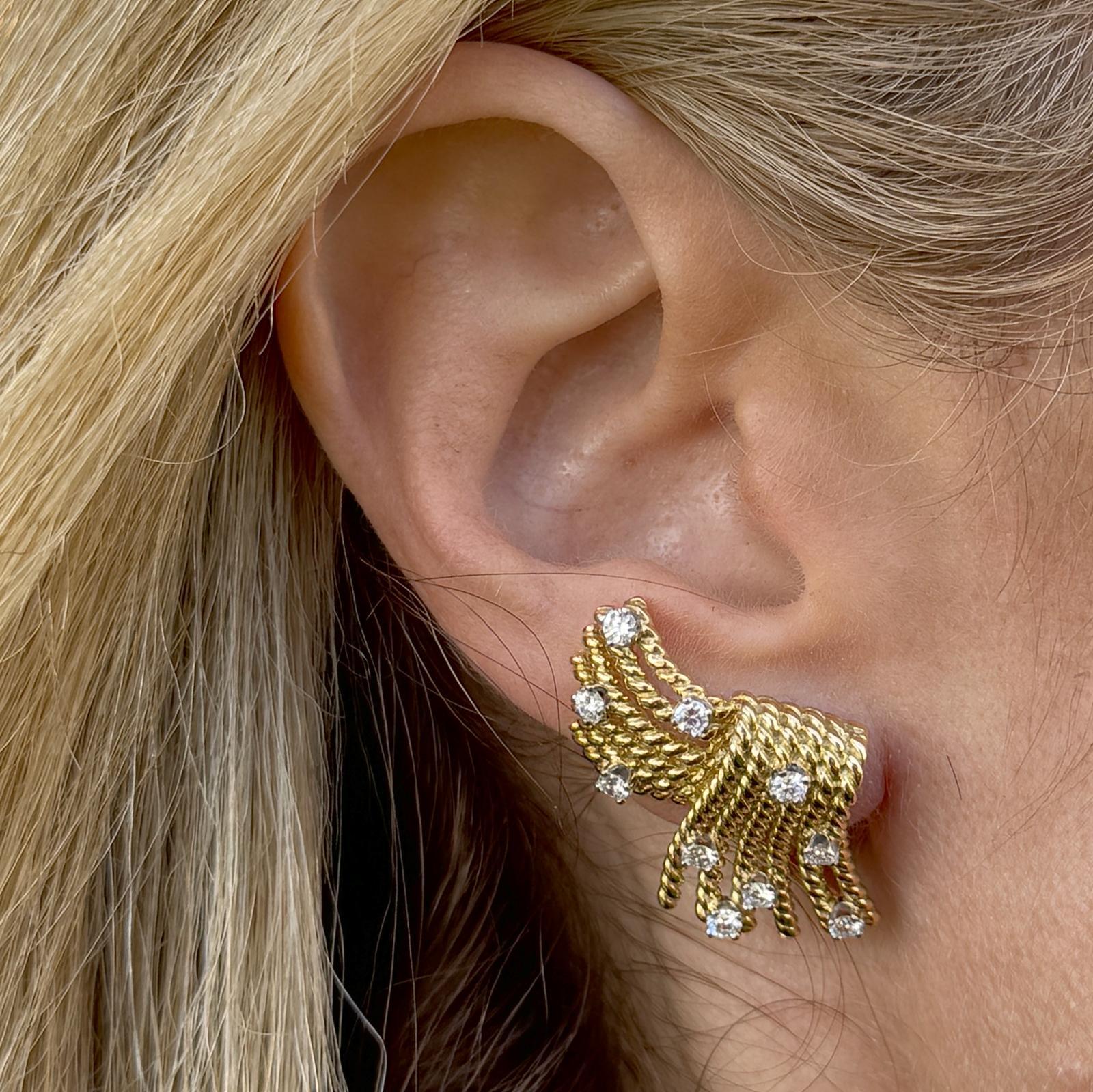Estos exquisitos pendientes de oro amarillo de 18 quilates Jean Schlumberger para Tiffany & Company con diamantes en V presentan 20 diamantes redondos de talla brillante que suman aproximadamente 0,91 quilates, con color E-F y claridad VS,