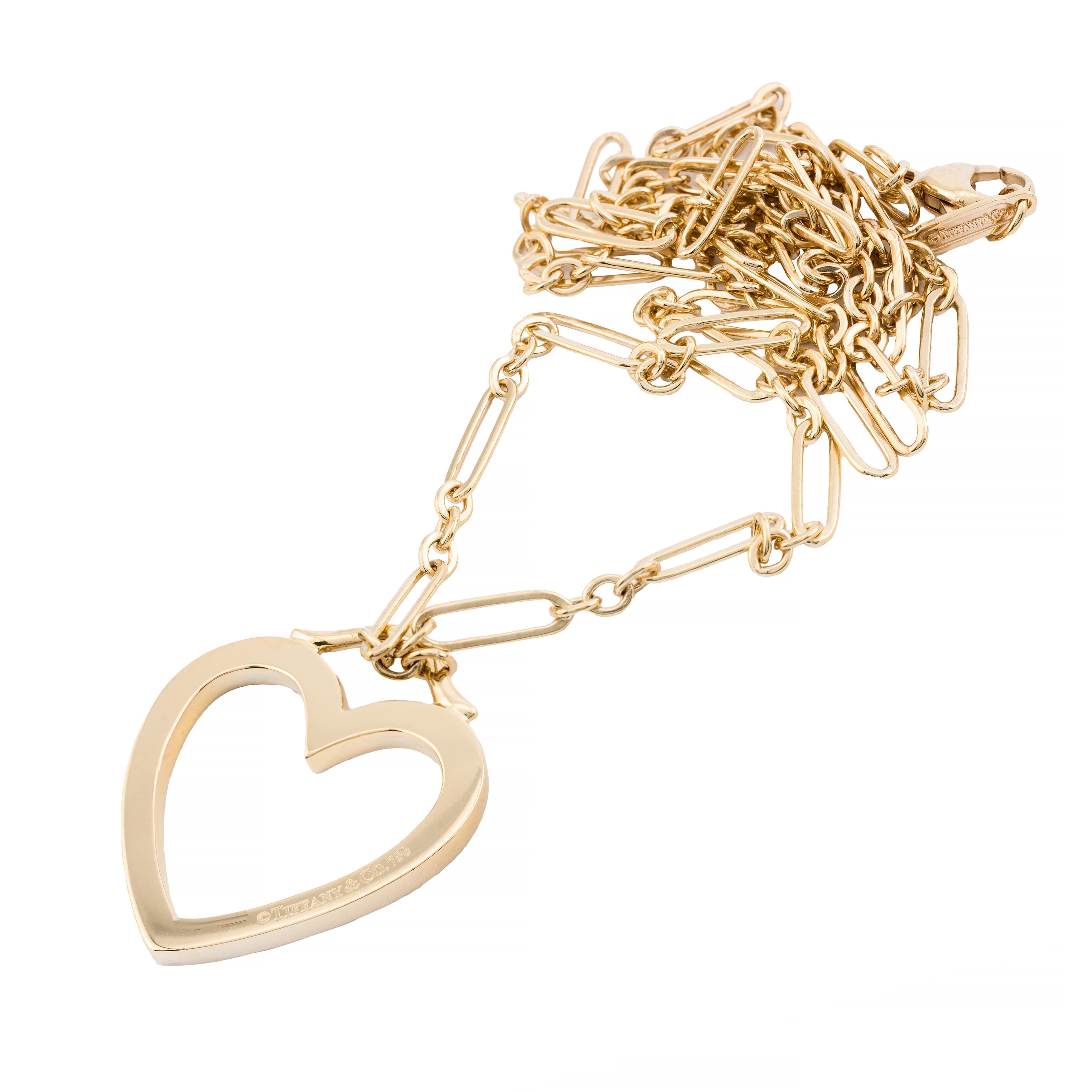 Aston Estate Jewelry présente

Pendentif en forme de cœur réalisé en or jaune 18 carats par Tiffany & Co. Le pendentif présente un design minimaliste de cœur ouvert, suspendu à une chaîne délicate aux maillons allongés.

Cette pièce est réalisée en