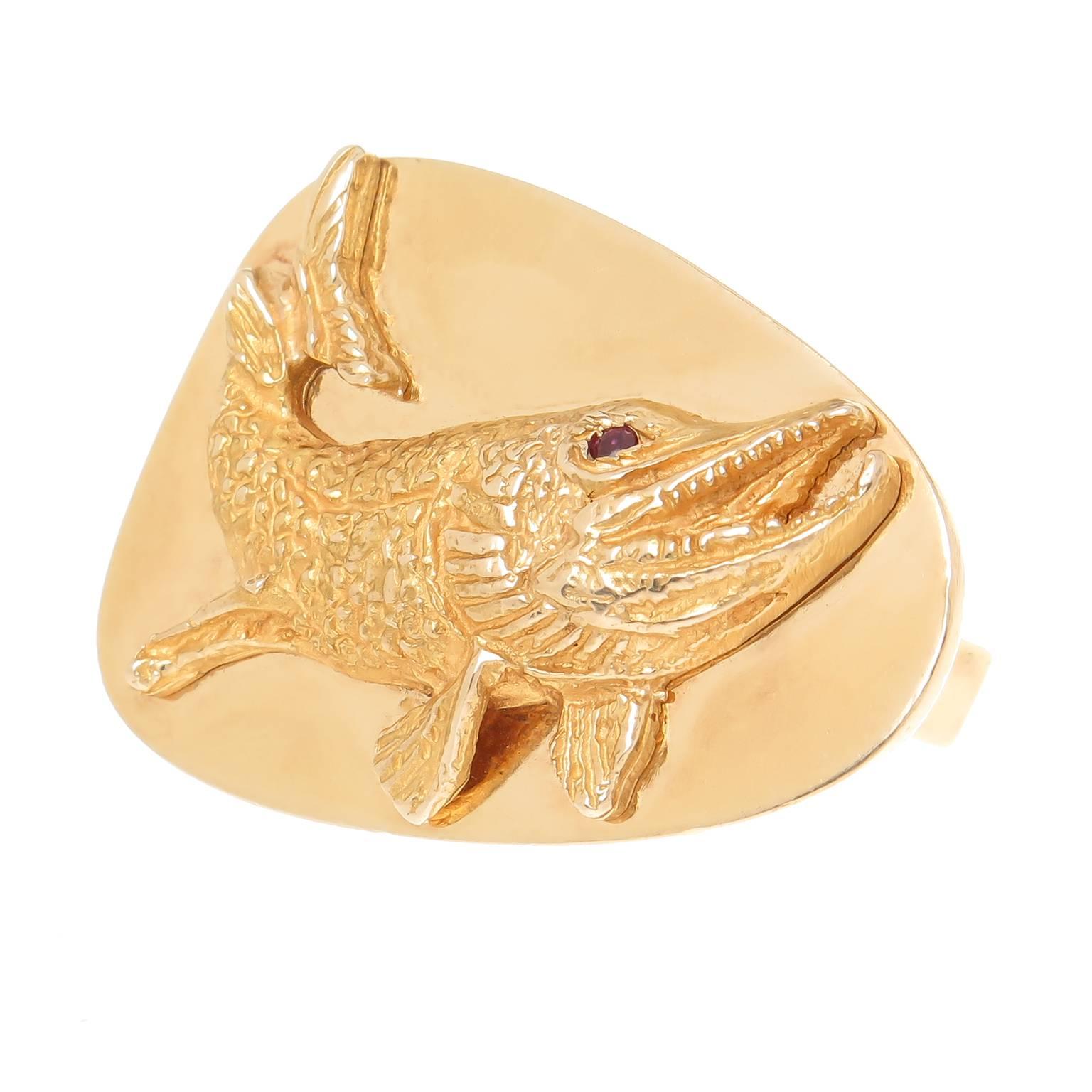 Circa 1970er Tiffany & Company 14K Gelbgold Fisch Manschettenknöpfe, Messung 1 3/16 Zoll in der Länge und 7/8 Zoll breit und mit schön detailliert, angewendet Fisch mit strukturierten Oberfläche und Rubin Augen. Wird mit Tiffany-Etui geliefert.