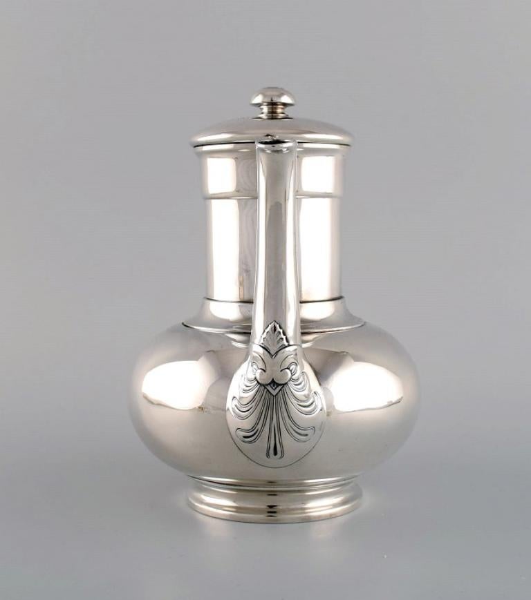 Tiffany & Company (New York). 
Coffee pot in sterling silver. Classicist style.
Late 19th century.
Measures: 21.5 x 20.5 cm.
In excellent condition.
Stamped.