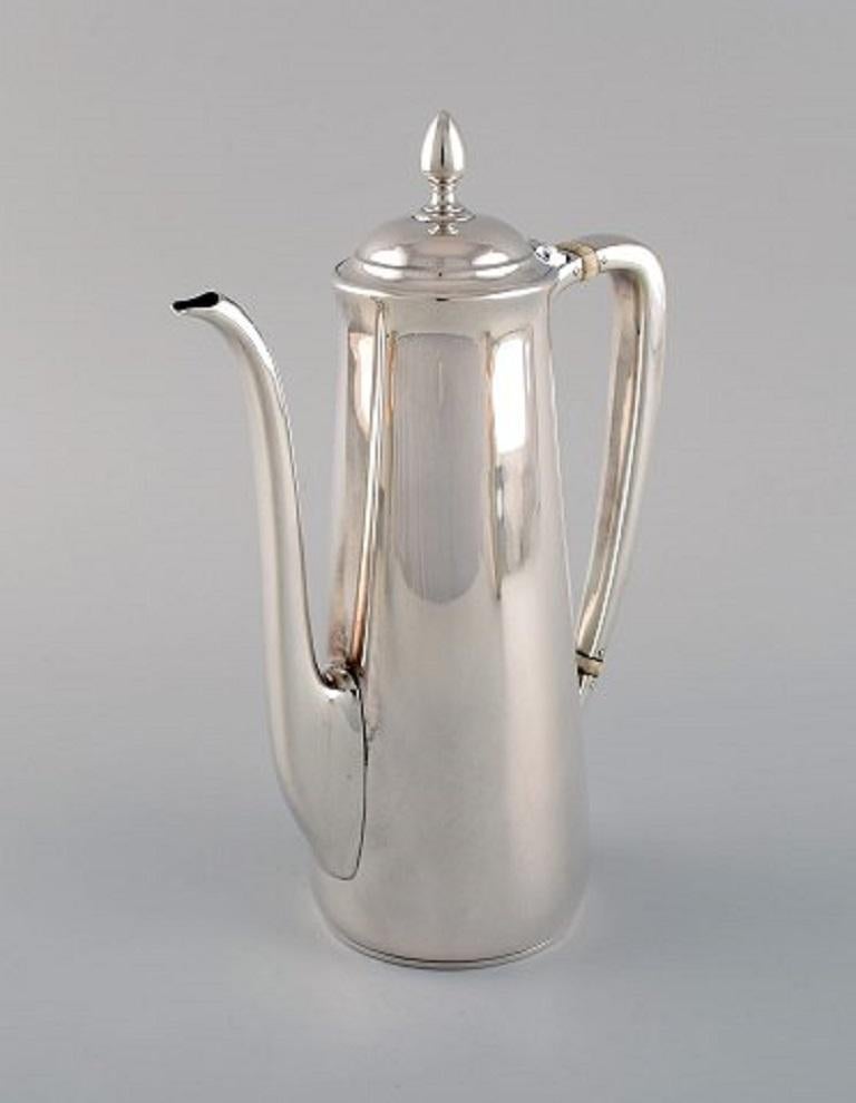 Tiffany & Company, New York. Coffee service in sterling silver. Early 20th century. 
Consisting of a coffee pot, cream jug and sugar bowl.
The coffee pot measures: 22.7 x 15 cm.
The sugar bowl measures: 11 x 5.5 cm.
In excellent