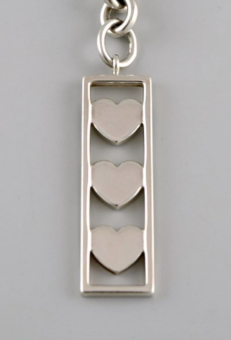 Tiffany & Co., New York. Keychain in sterling silver. 1970's.
Pendant length: 42 x 12 mm.
Total length: 10.5 cm.
In excellent condition.
Stamped.
Our skilled Georg Jensen silversmith can polish all silver and gold so that it appears new. The