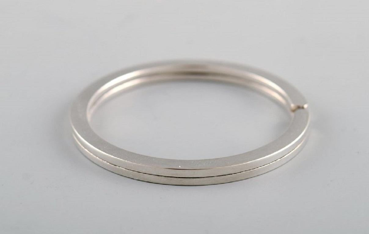 Tiffany & Company, New York. Keyring in sterling silver. Late 20th century.
Diameter: 4.4 cm.
In excellent condition.
Stamped.
Original box and case included.
Our skilled Georg Jensen silversmith can polish all silver and gold so that it looks
